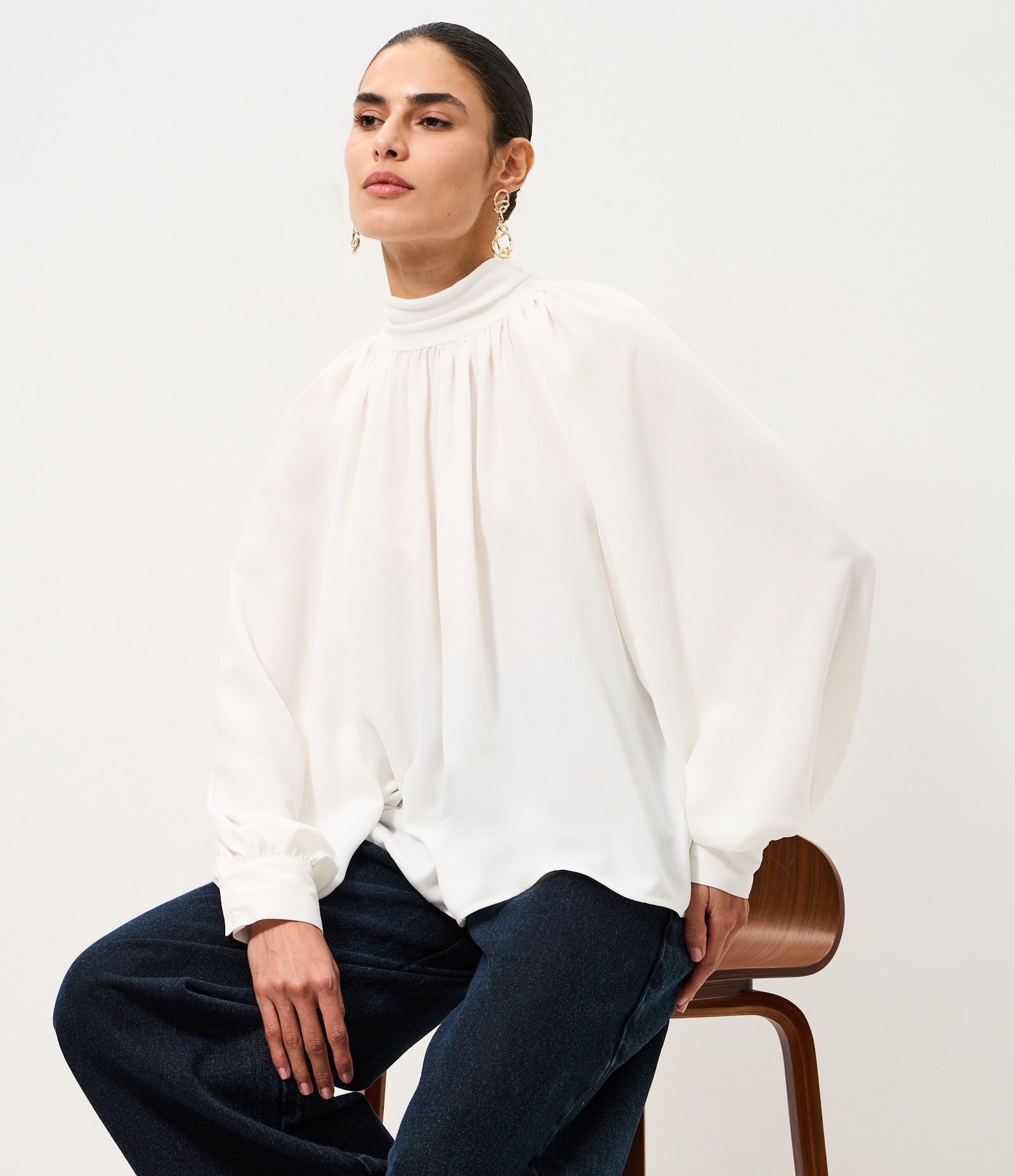 Blusa Bata Alfaiatada com Gola Laço Branco 2