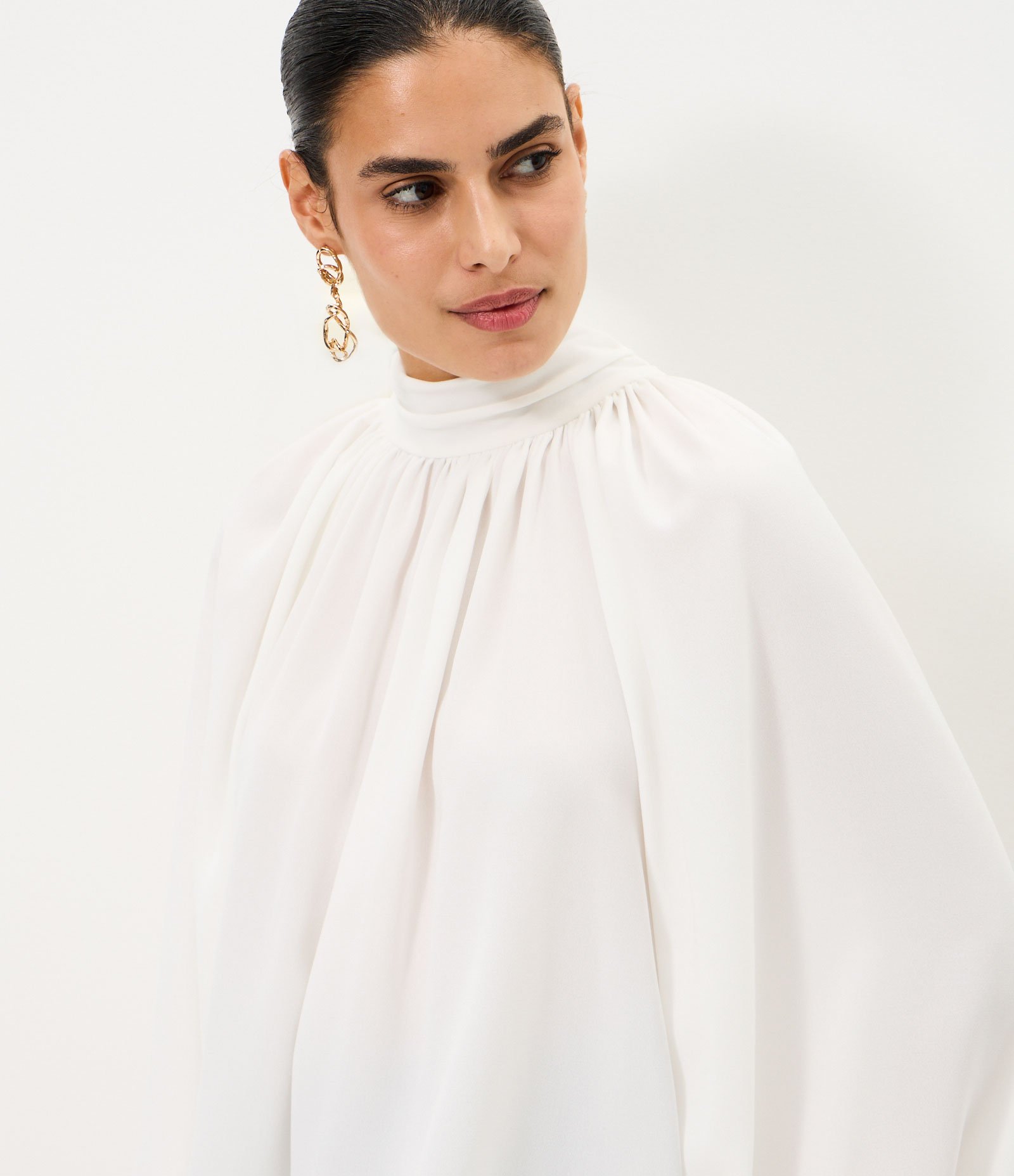 Blusa Bata Alfaiatada com Gola Laço Branco 3