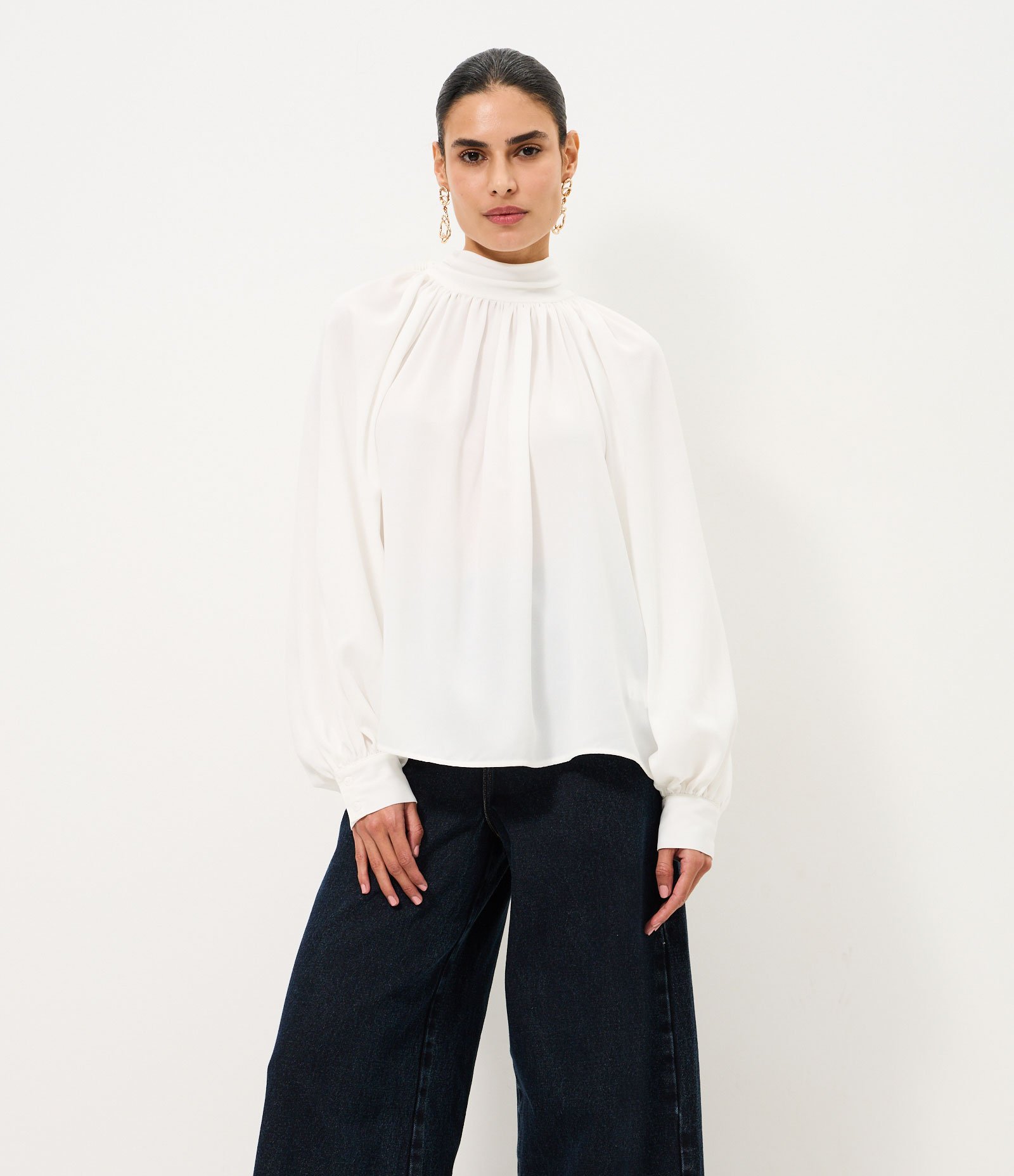 Blusa Bata Alfaiatada com Gola Laço Branco 4