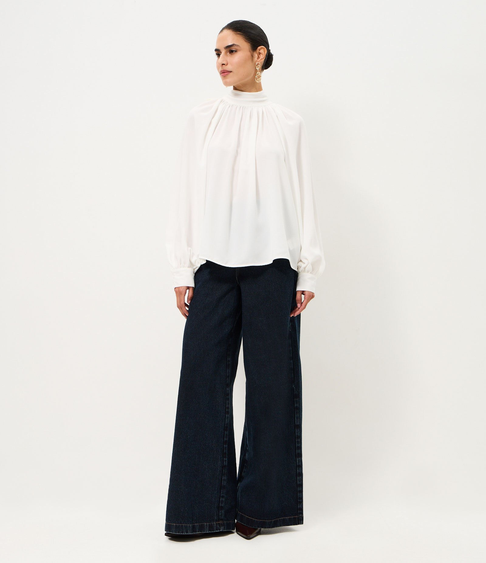 Blusa Bata Alfaiatada com Gola Laço Branco 5