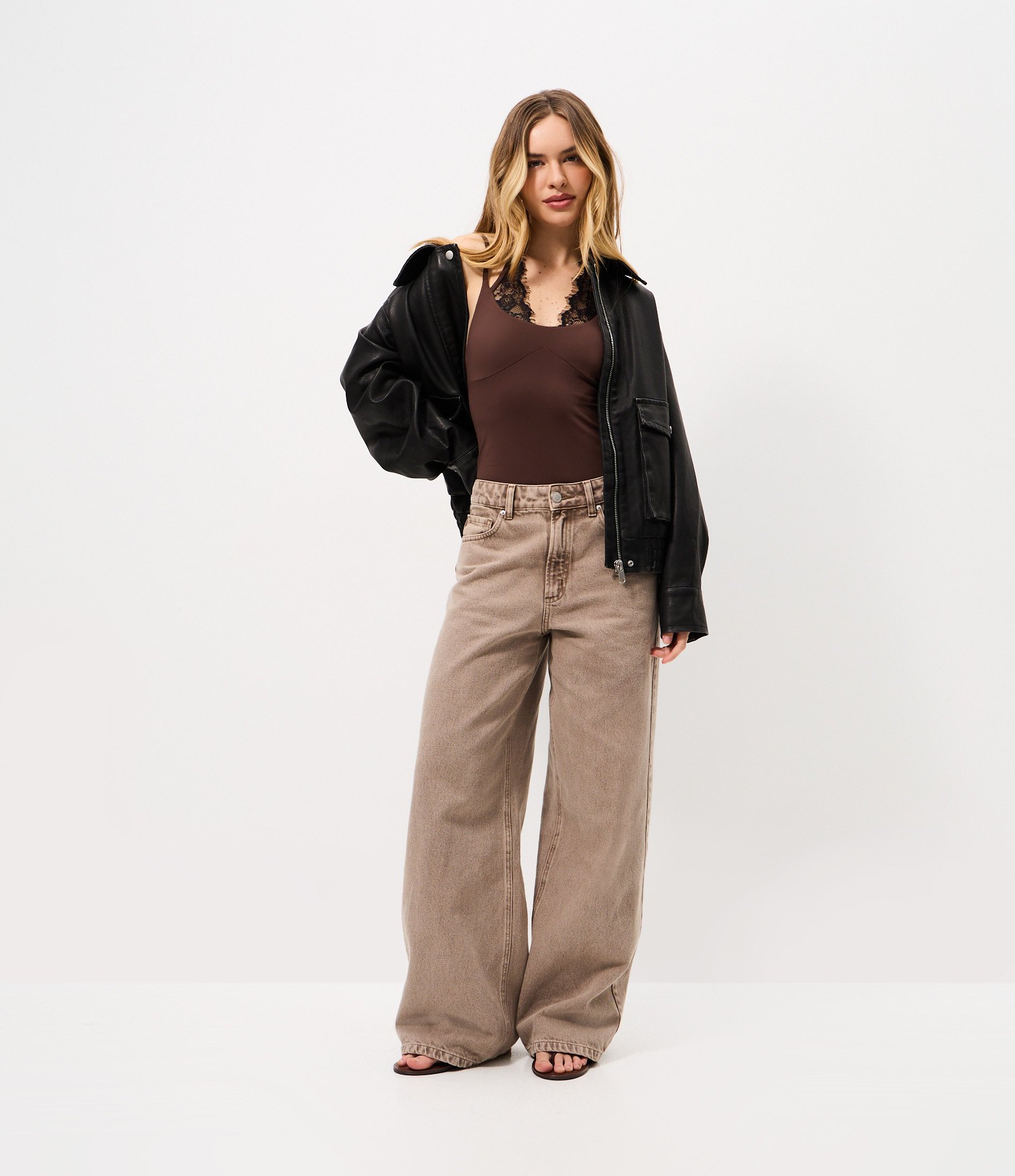Body em Poliamida com Decote Halter e Detalhes em Renda Marrom 1