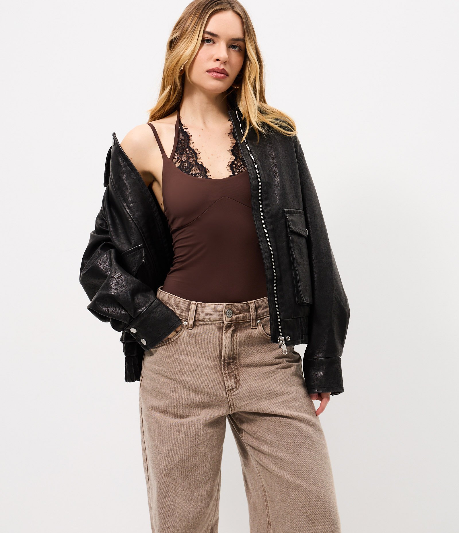 Body em Poliamida com Decote Halter e Detalhes em Renda Marrom 2
