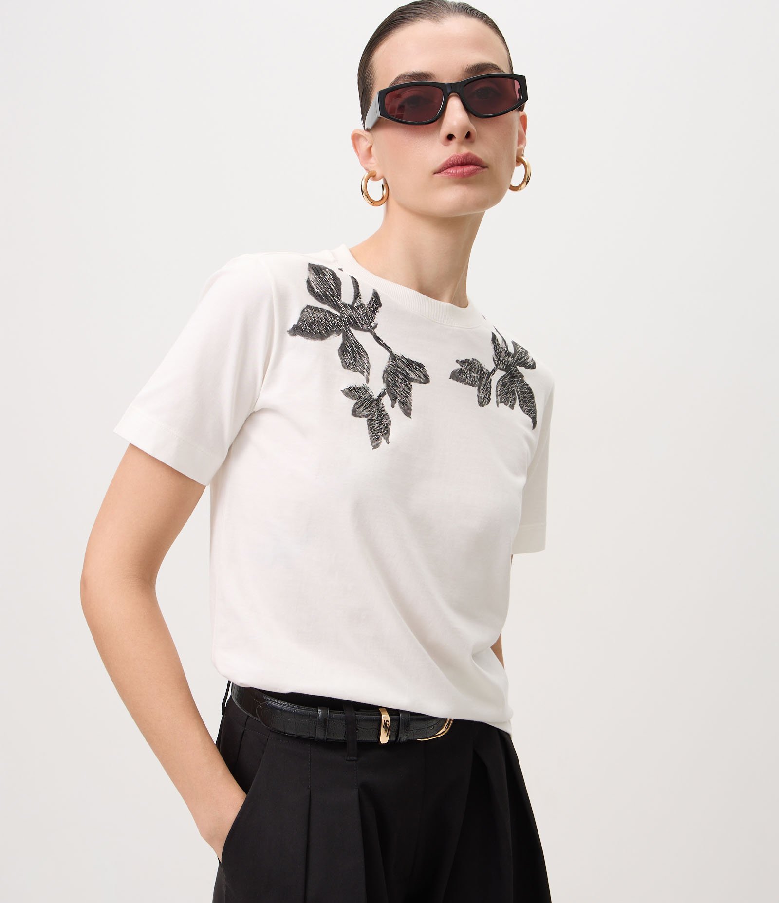 Camiseta em Algodão com Bordado Floral nos Ombros Branco 1