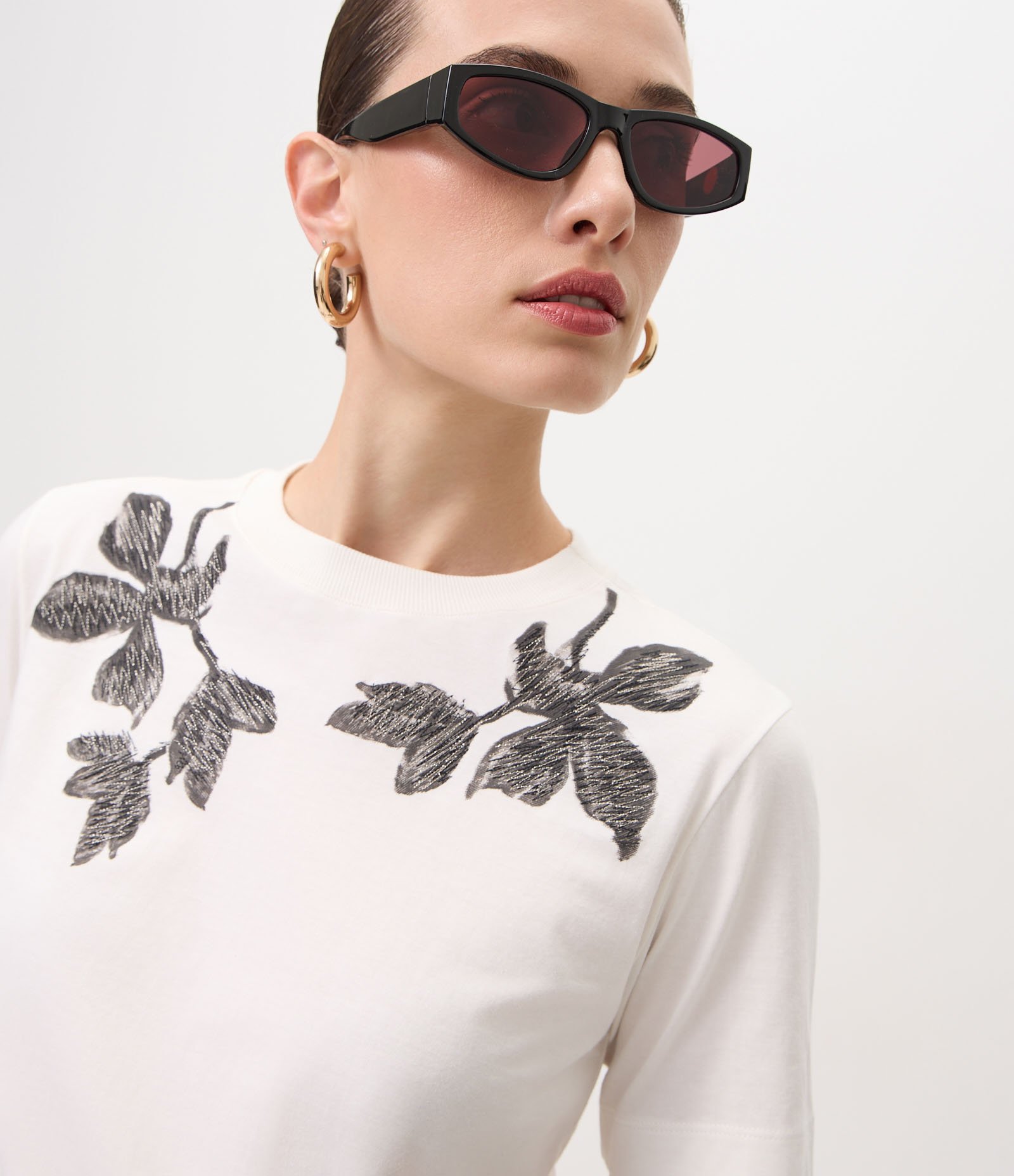 Camiseta em Algodão com Bordado Floral nos Ombros Branco 3