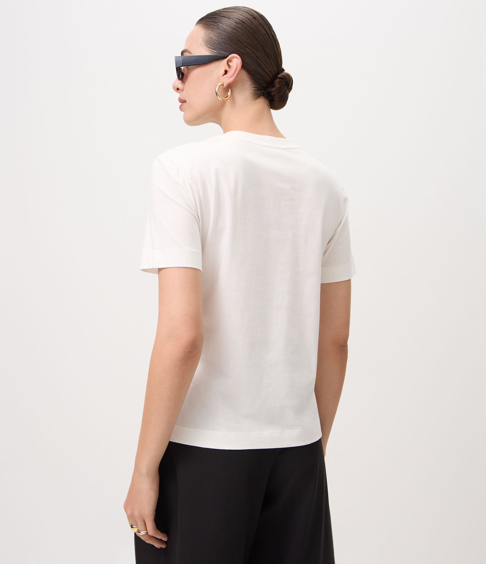 Camiseta em Algodão com Bordado Floral nos Ombros Branco 4