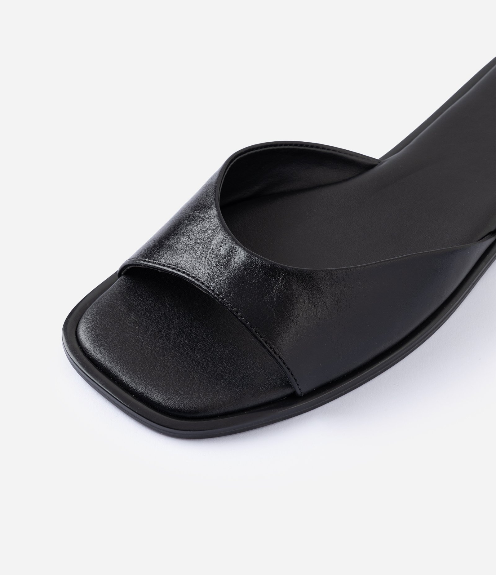 Rasteira Mule em Couro com Bico Quadrado Preto 7