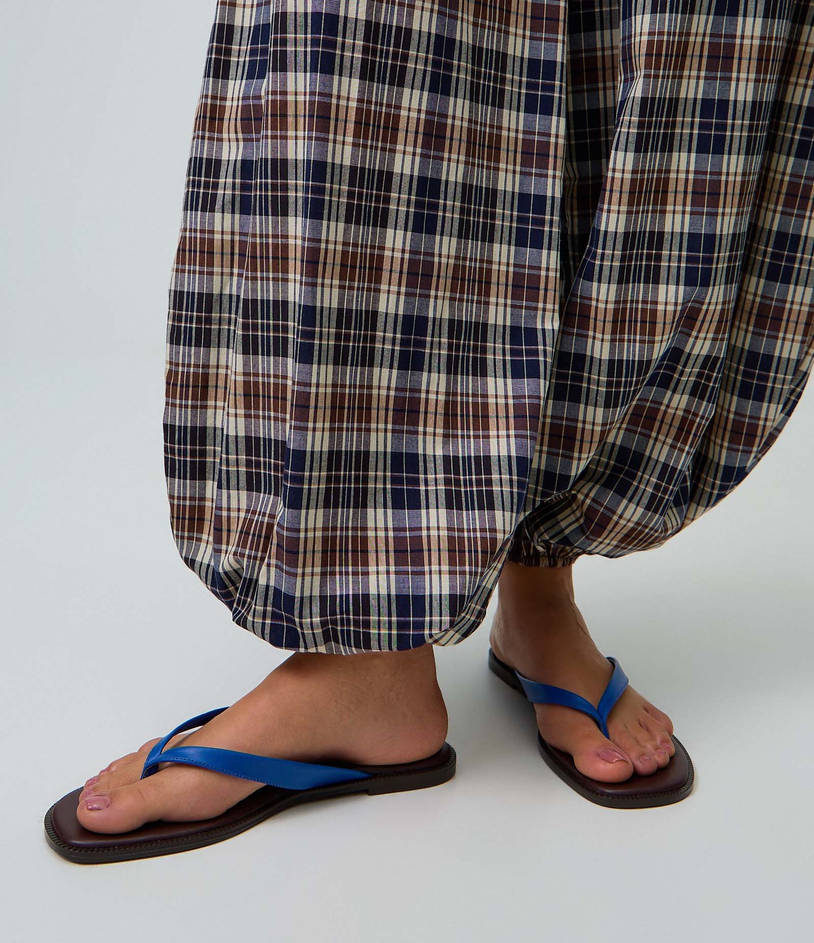 Rasteira Mule em Couro com Tiras Contrastantes Azul 1