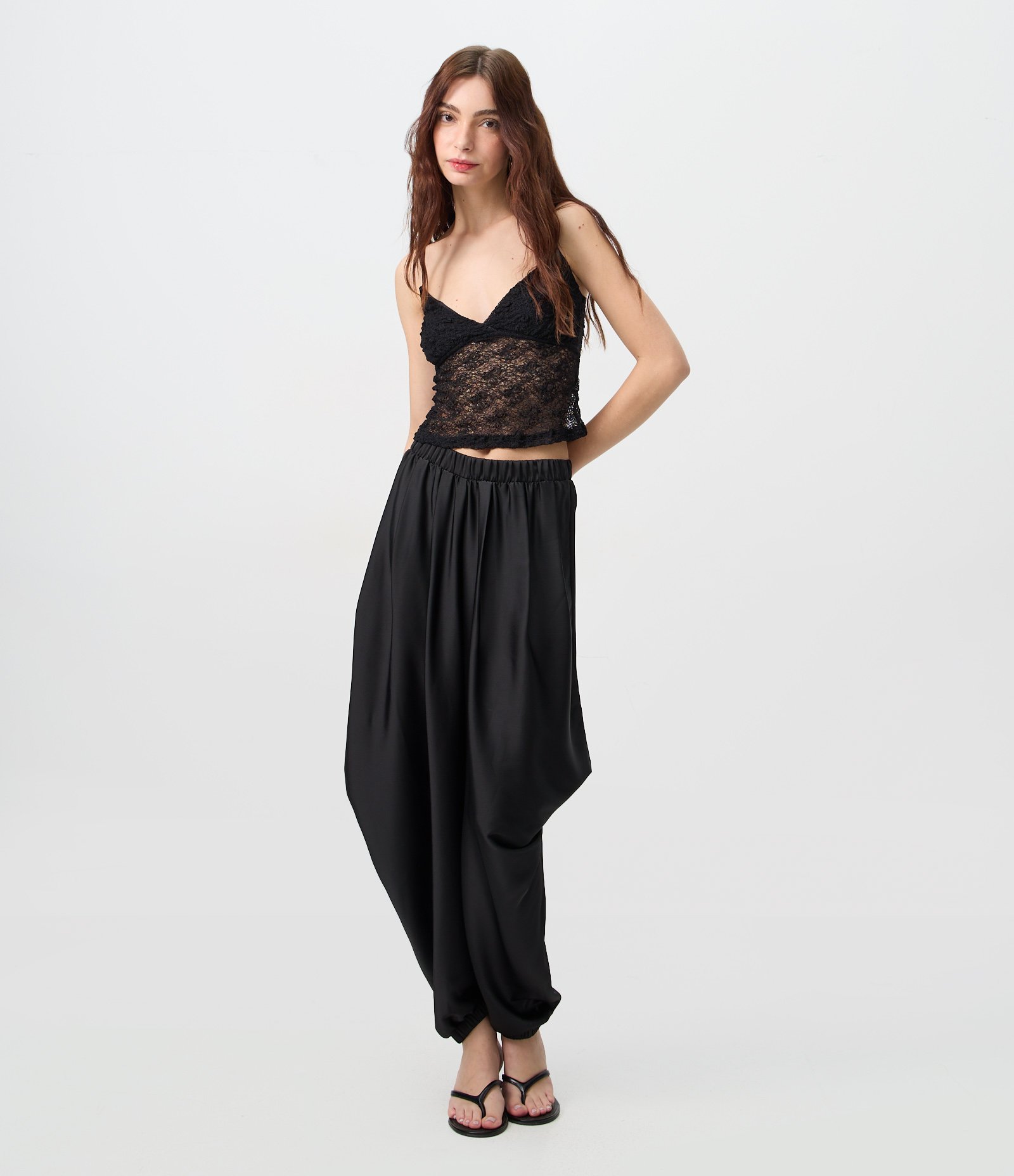 Calça Saruel Acetinada com Pontas Laterais e Barra Ajustada Preto 1