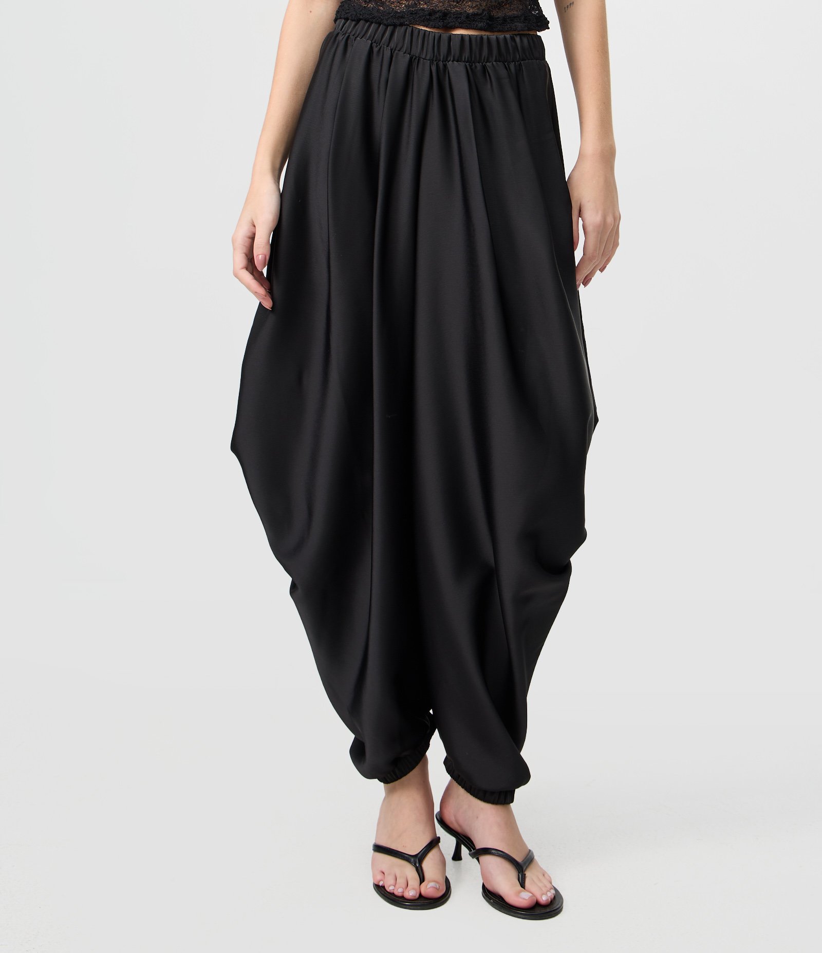 Calça Saruel Acetinada com Pontas Laterais e Barra Ajustada Preto 2
