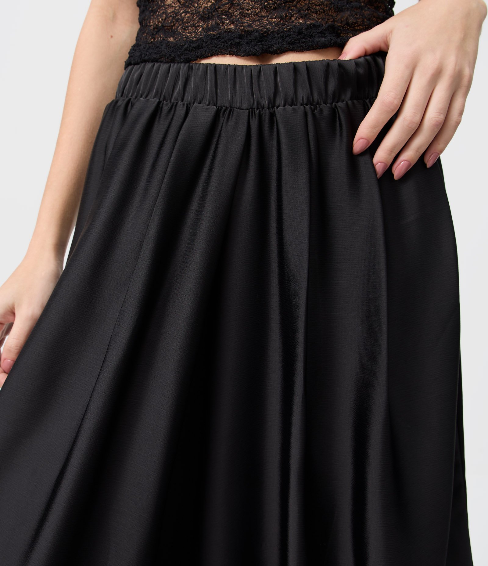 Calça Saruel Acetinada com Pontas Laterais e Barra Ajustada Preto 3