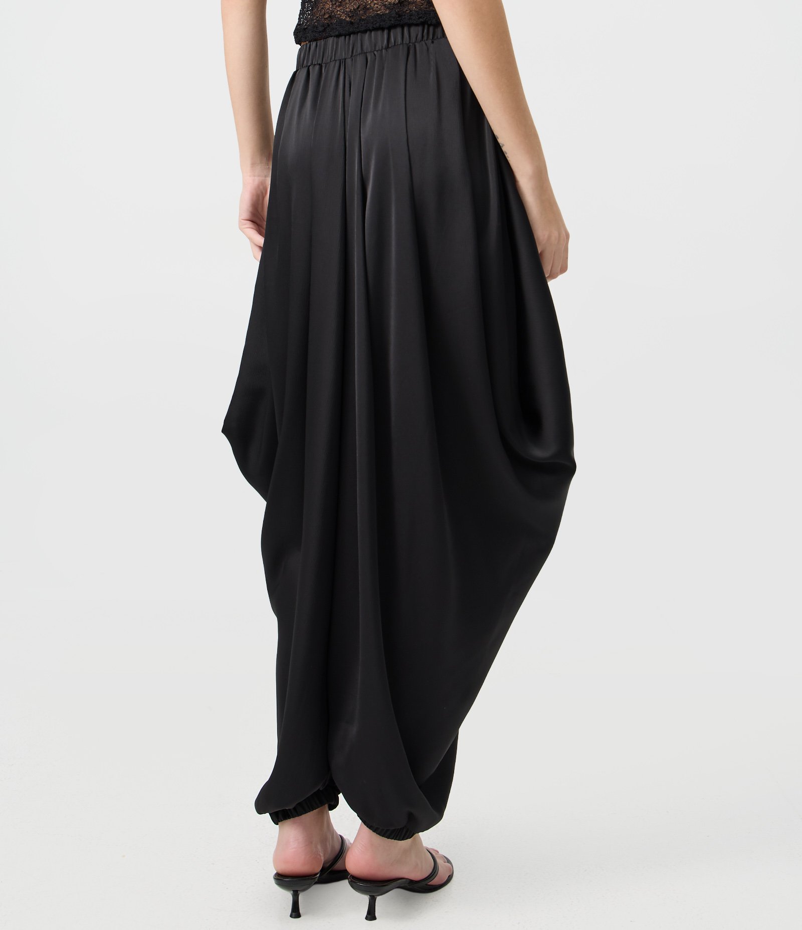 Calça Saruel Acetinada com Pontas Laterais e Barra Ajustada Preto 4