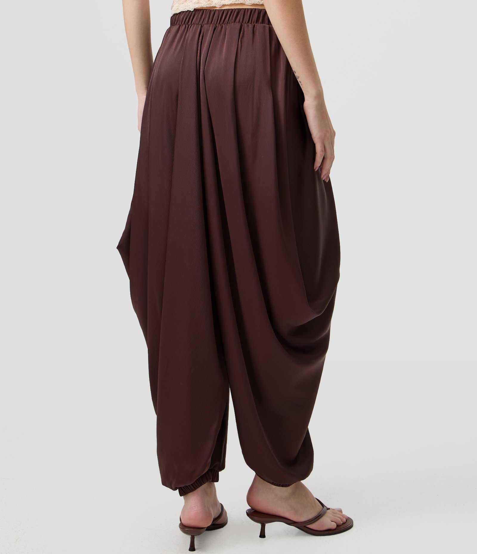 Calça Saruel Acetinada com Pontas Laterais e Barra Ajustada Marrom 4