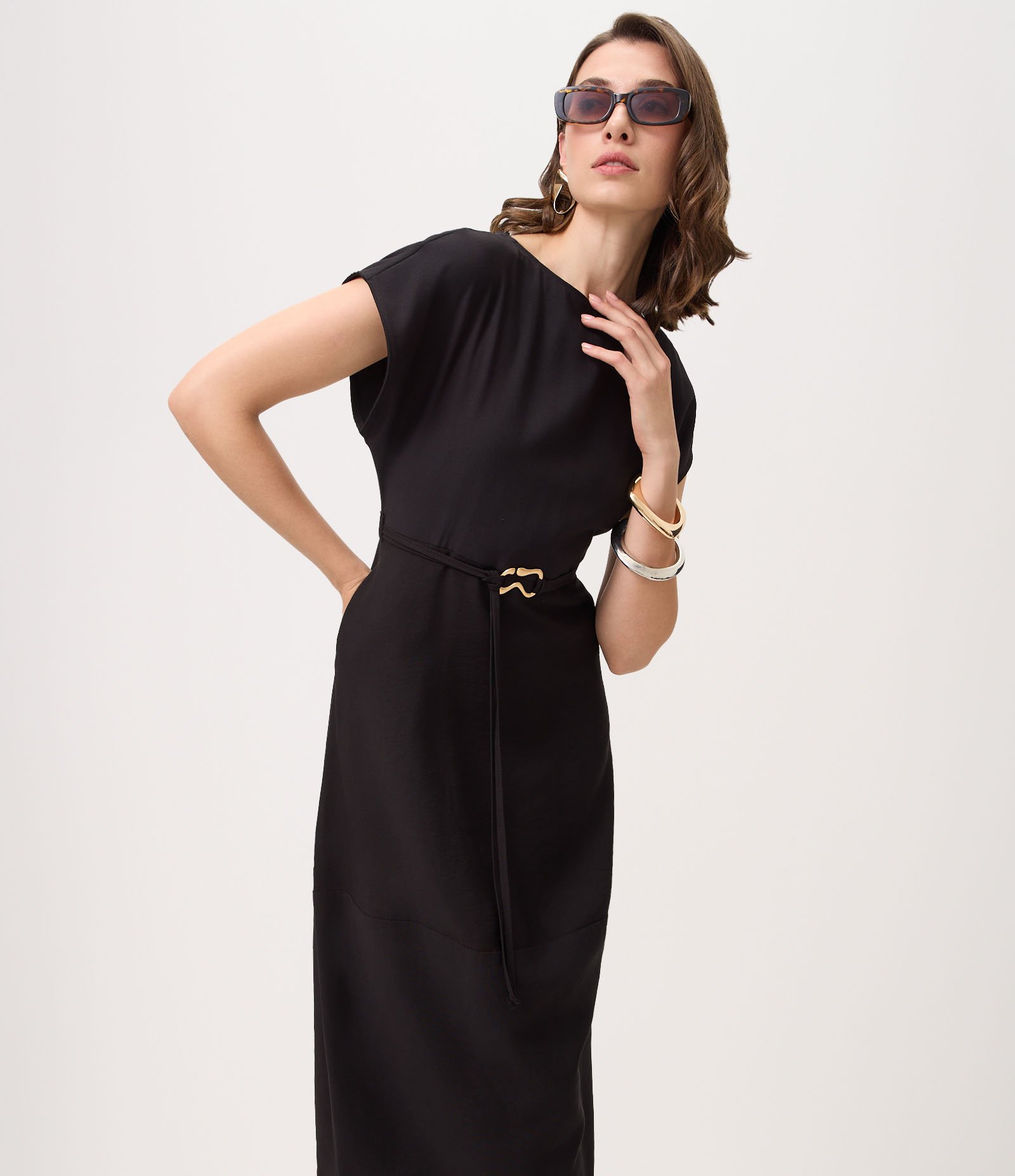 Vestido Midi em Sarja com Faixa e Fivela Metalizada Preto 1