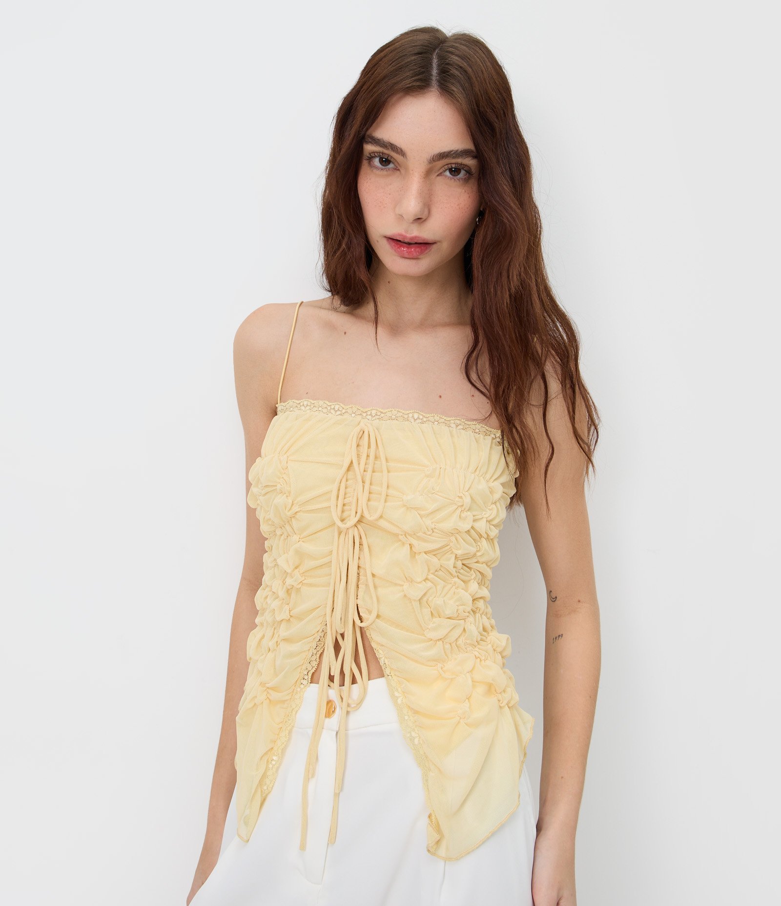 Blusa de Alcinha em Tule com Drapeado e Barra Assimétrica Amarelo 1