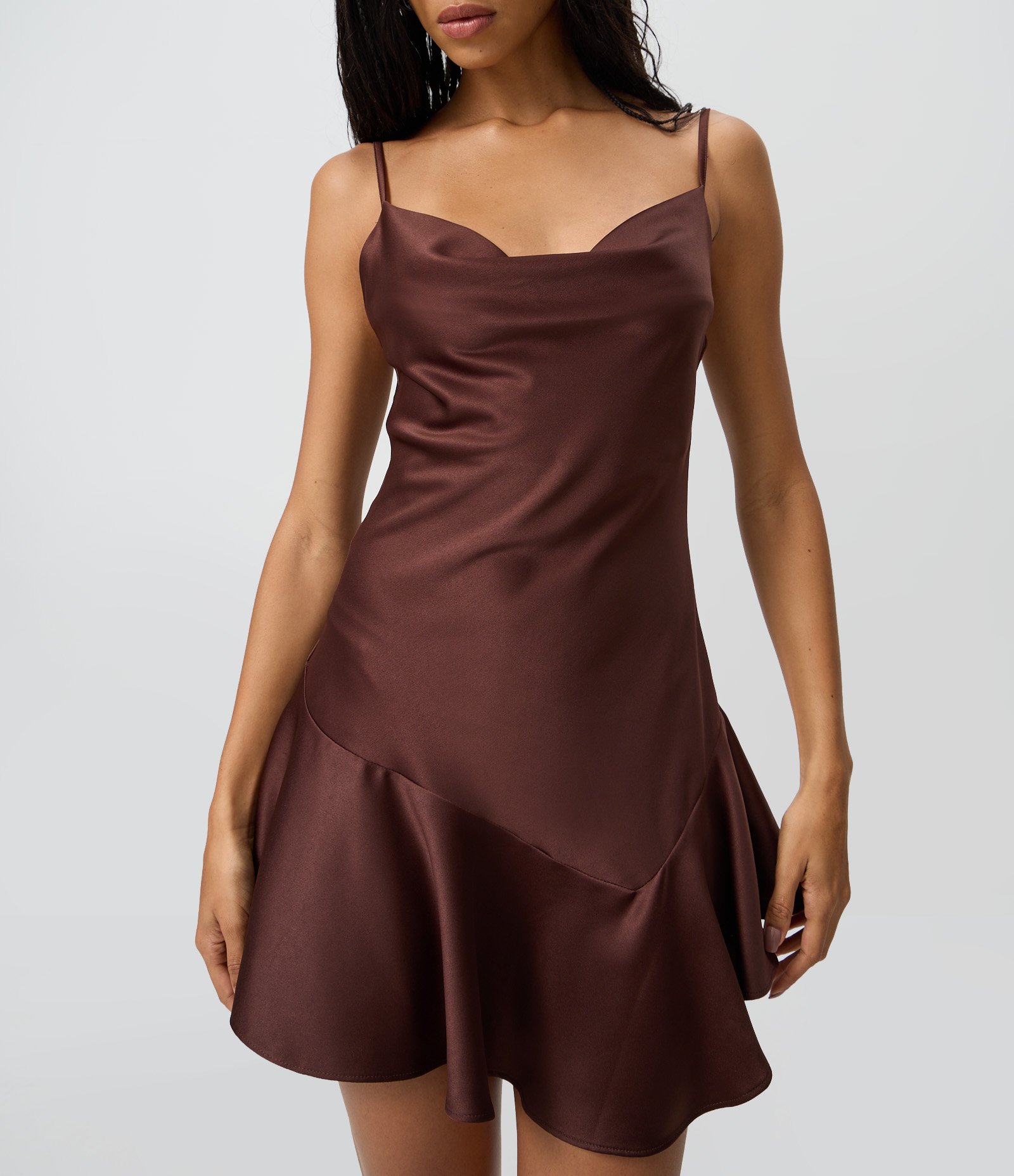 Vestido Curto Acetinado com Decote Degagê e Saia Assimétrica Marrom 3
