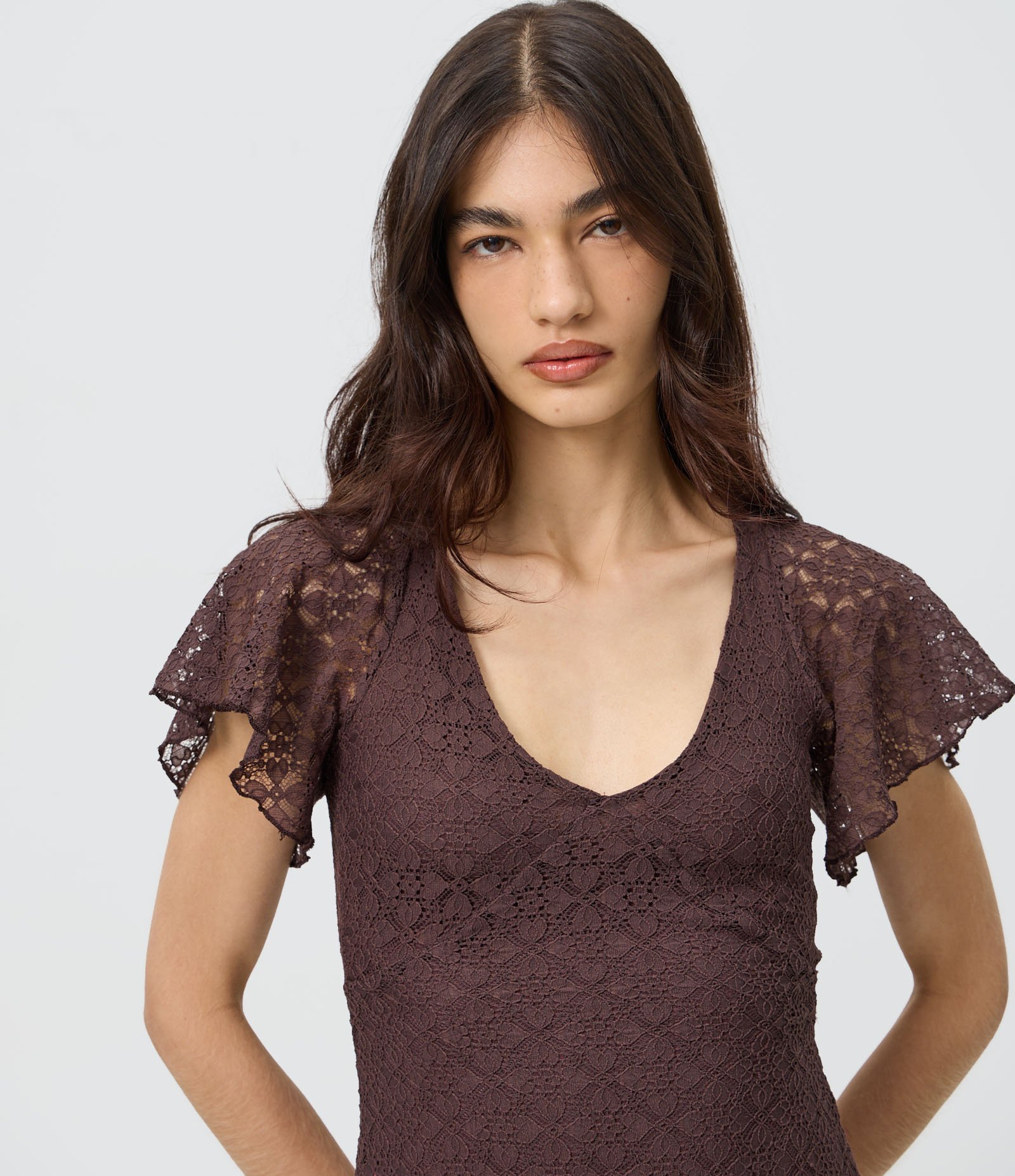 Vestido Curto em Renda Vazada com Decote nas Costas Marrom 2