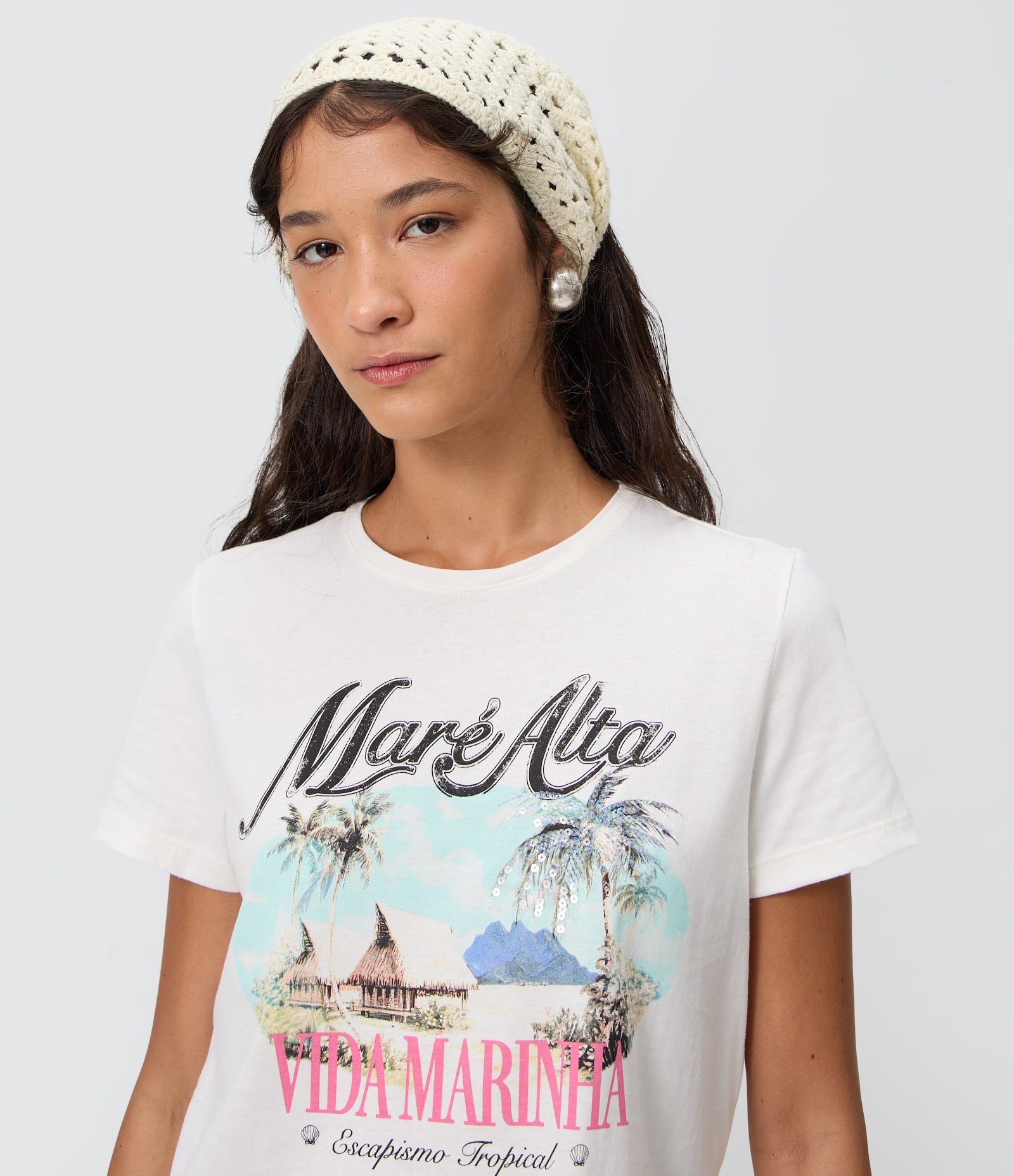 Camiseta com Estampa Mare Alta e Aplicação de Paetês no Lettering Branco 3