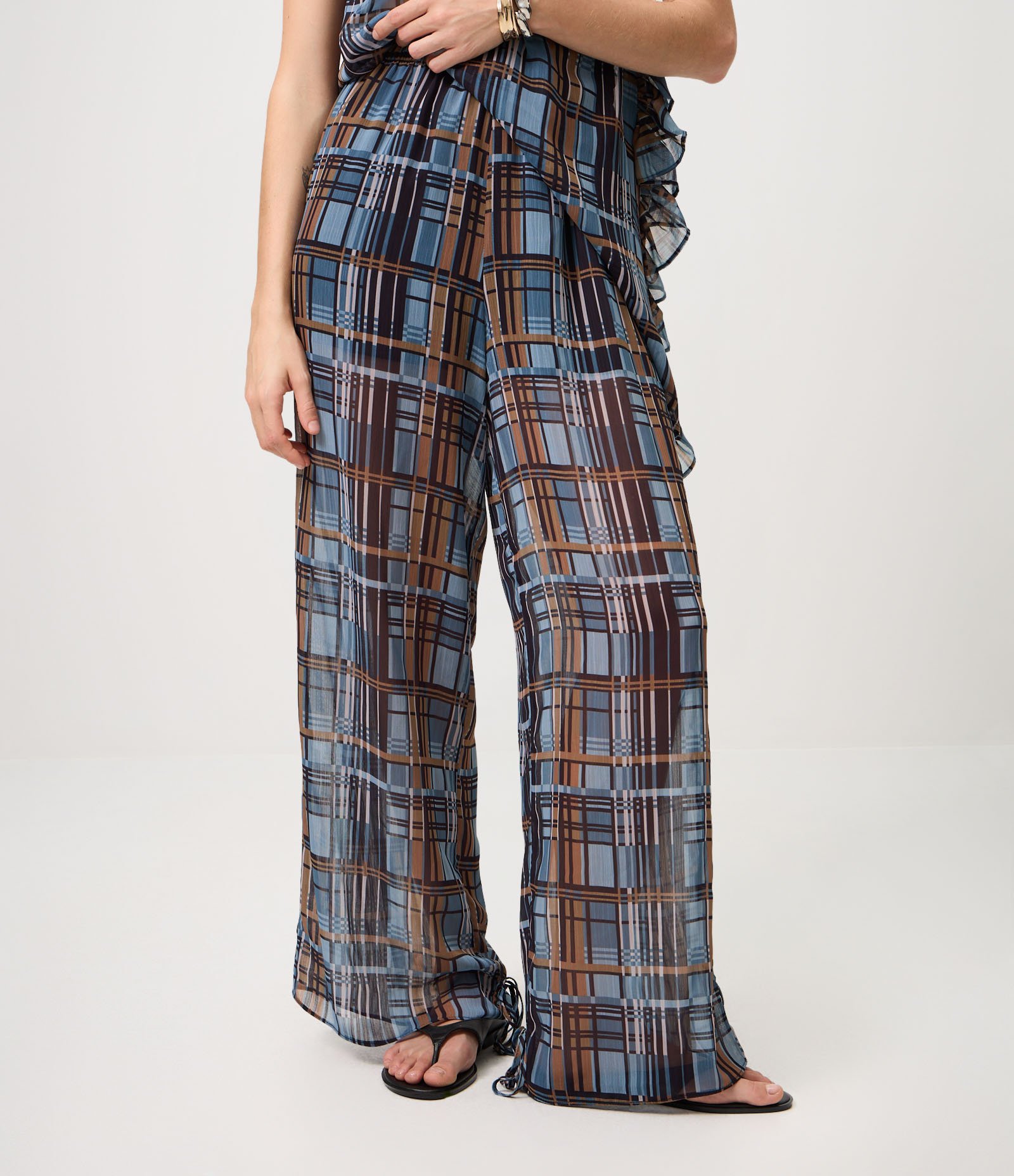 Calça em Chiffon Xadrez com Amarração na Barra Preto 6