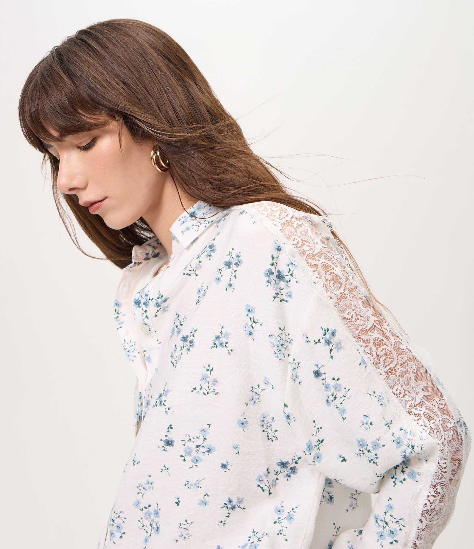 Camisa Floral em Viscose com Renda nas Mangas Branco 3