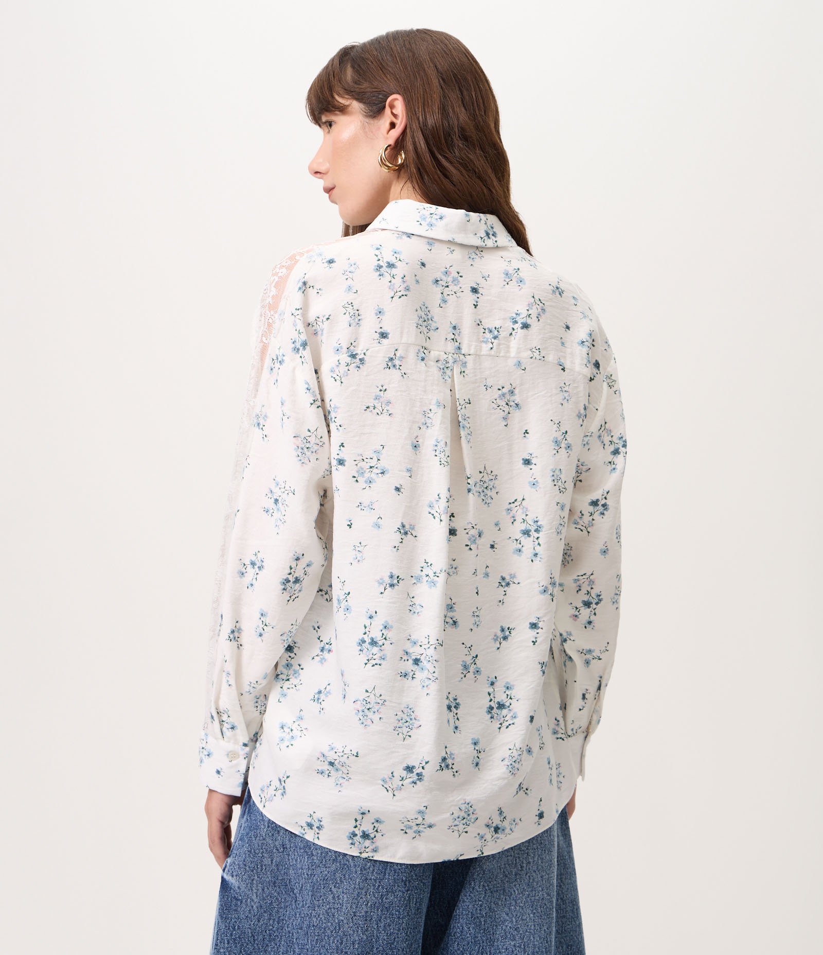 Camisa Floral em Viscose com Renda nas Mangas Branco 4
