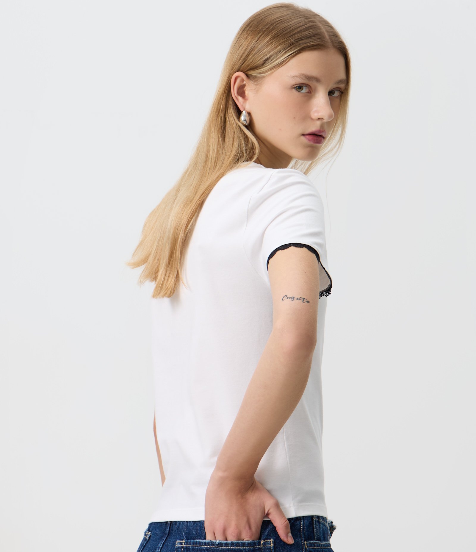 Blusa New T-Shirt em Algodão com Estampa de Anjinhos em Ponto Cruz Branco 4