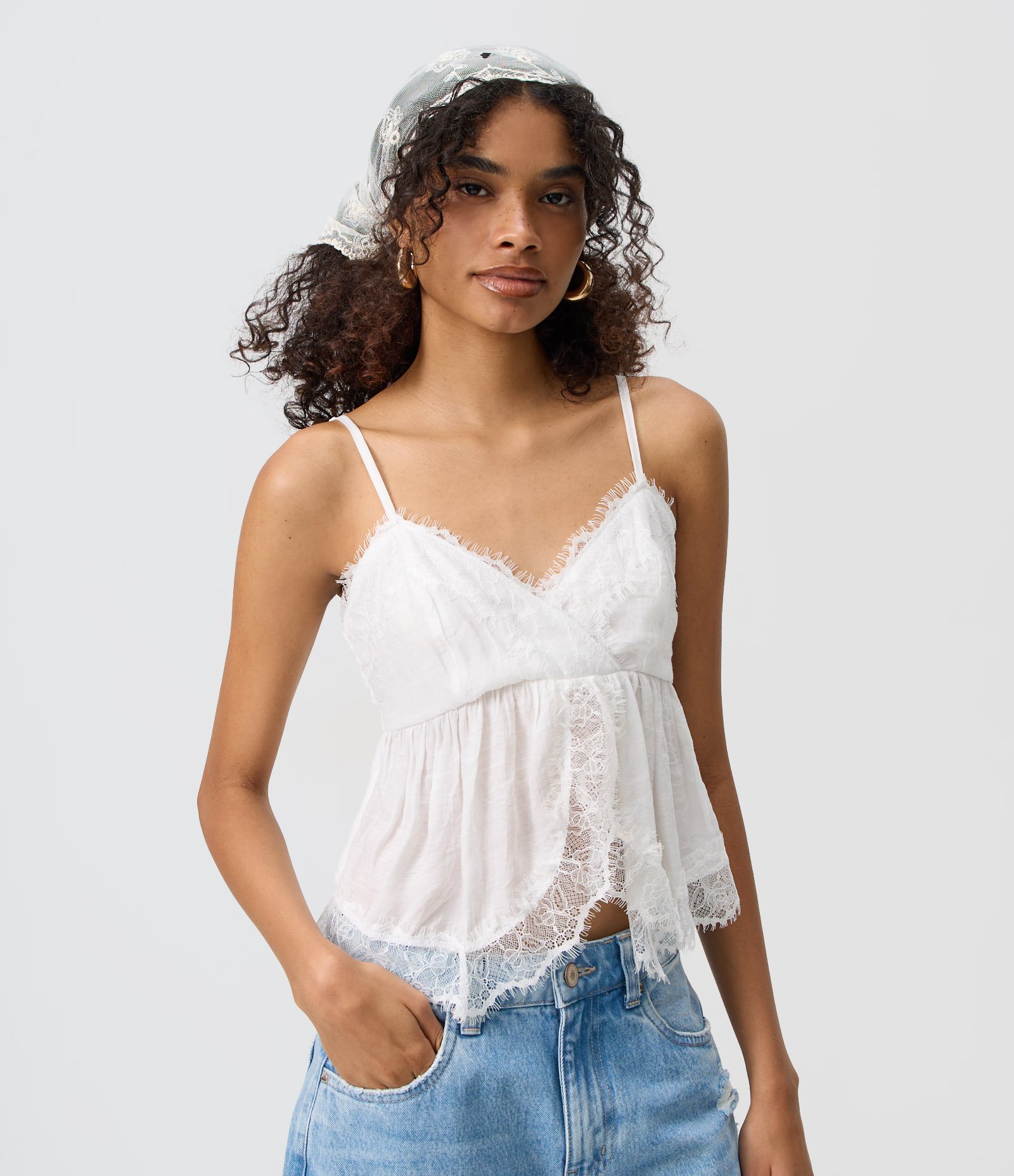 Blusa em Viscose com Alças Finas e Aplicações de Renda Branco 1