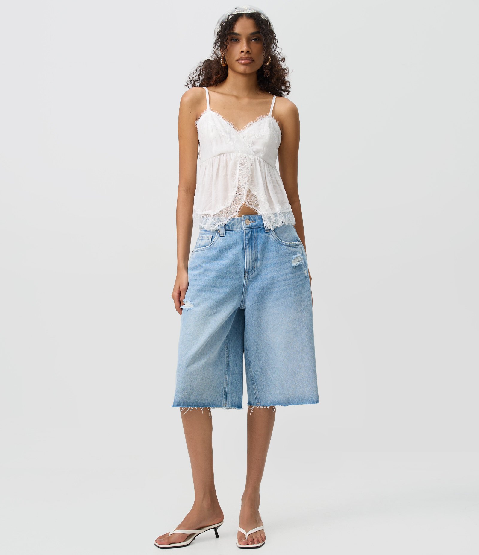Blusa em Viscose com Alças Finas e Aplicações de Renda Branco 2