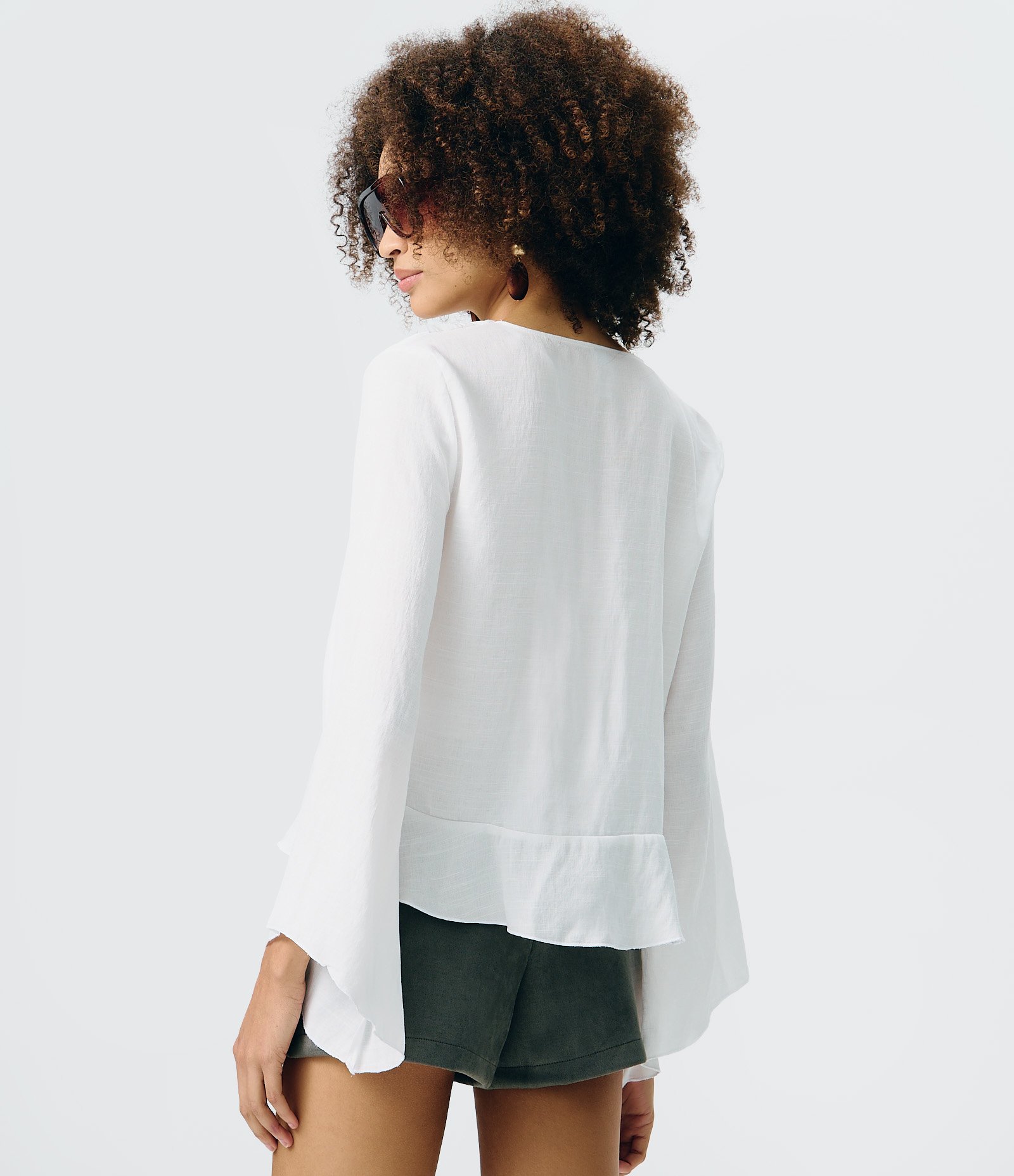 Blusa em Viscolinho com Babados Frontais e Manga Morcego Branco 4