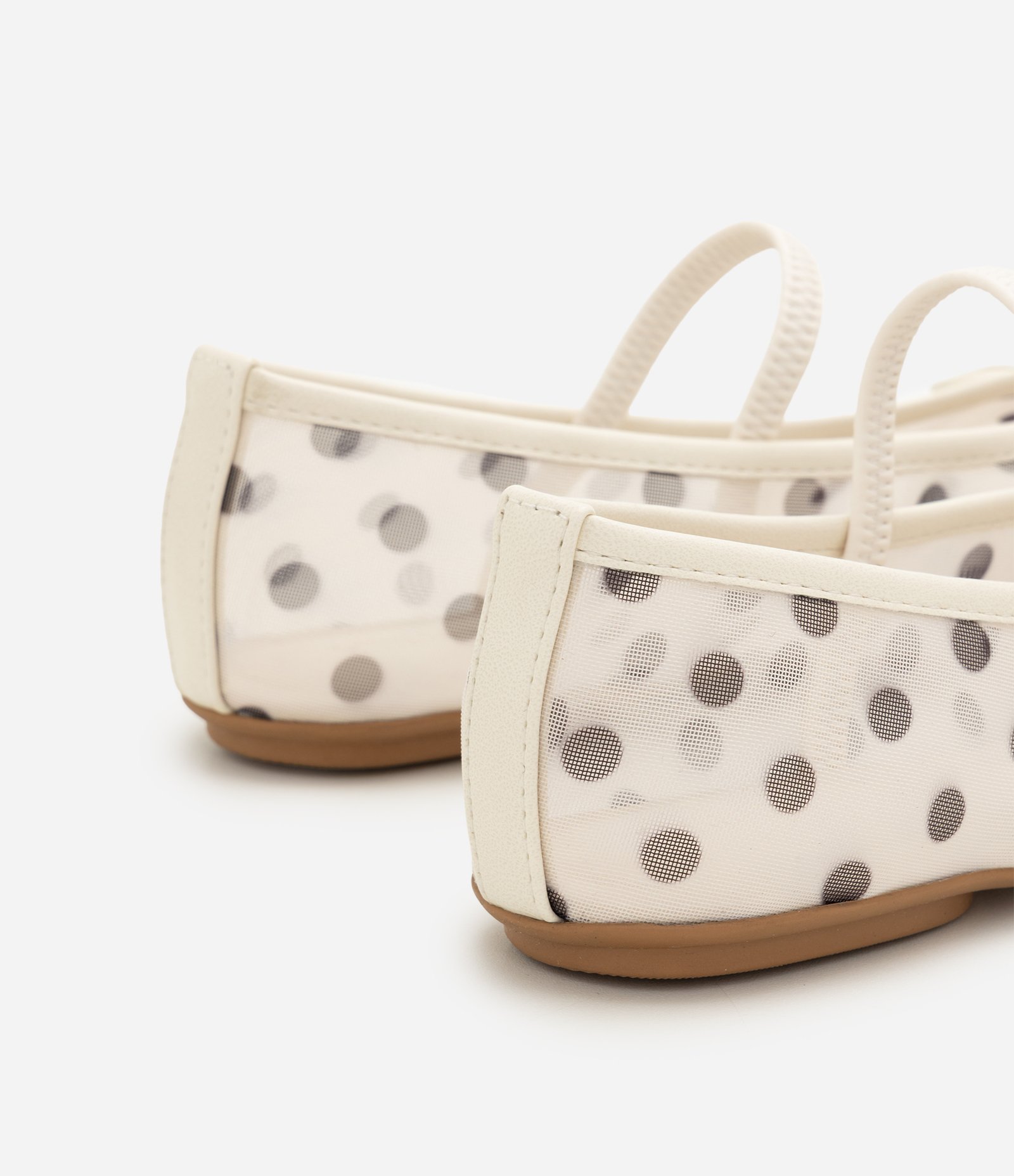Sapatilha em Tela Poá com Bico Redondo e Laço Off White 5