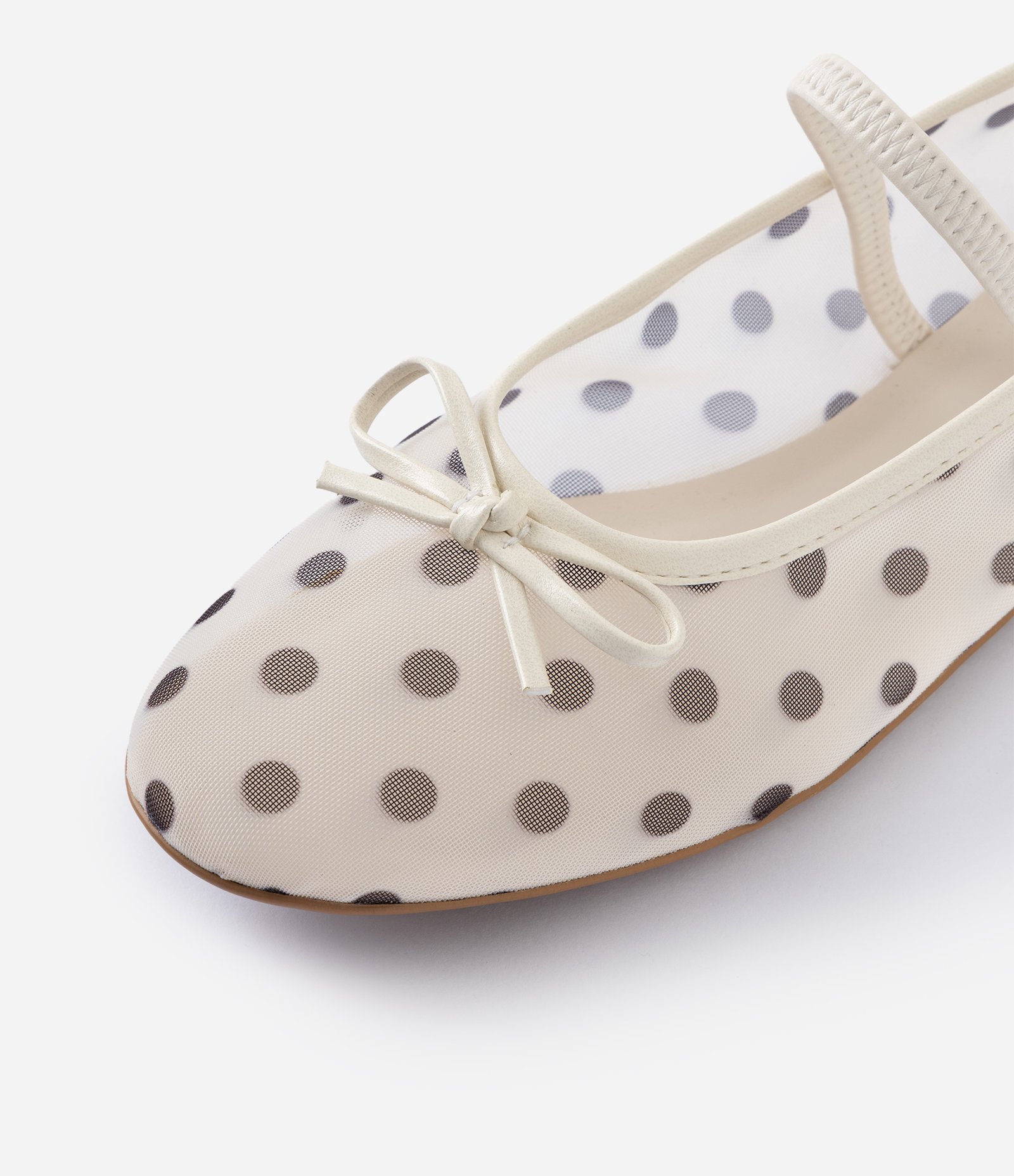 Sapatilha em Tela Poá com Bico Redondo e Laço Off White 7