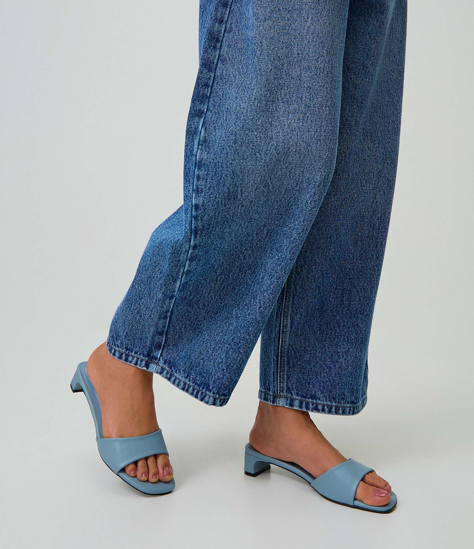 Sandália Mule em PU com Salto Kitten Heel Azul 1