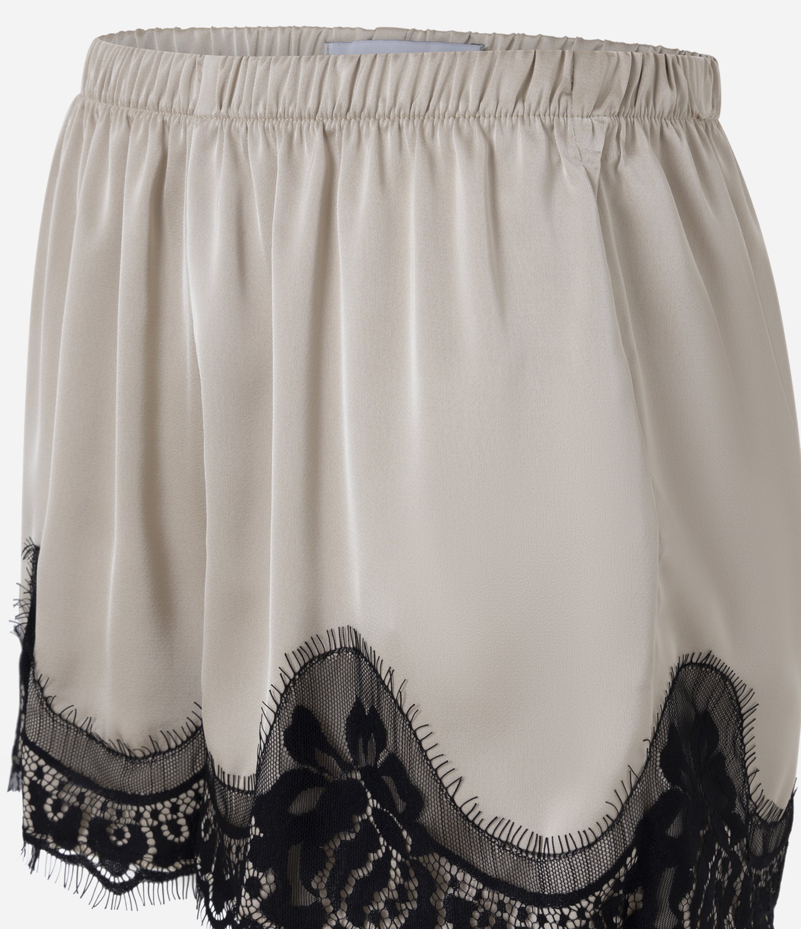 Short em Cetim com Renda Contrastante na Barra Bege 6
