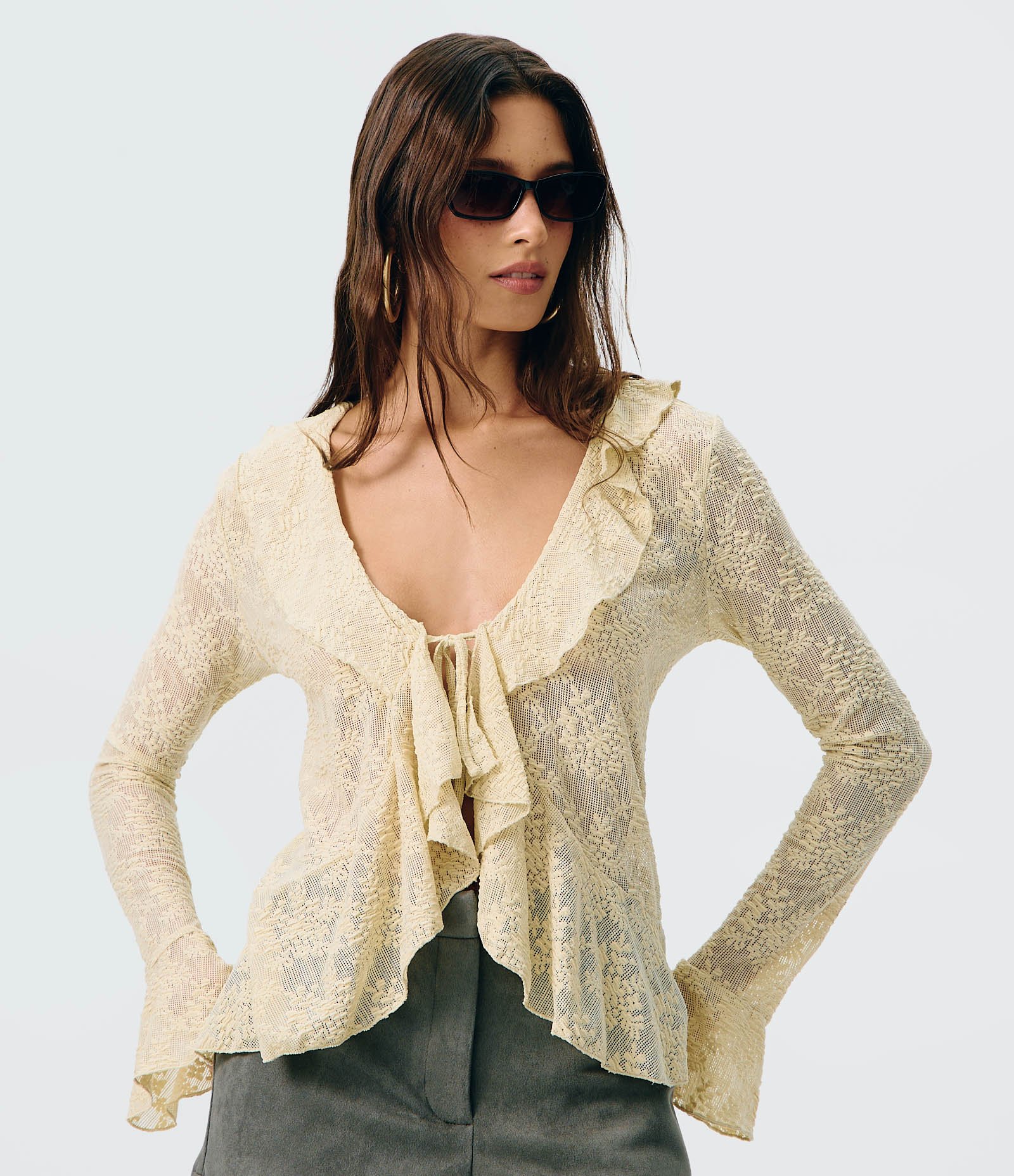 Blusa em Renda com Babados e Amarração Frontal Bege 1