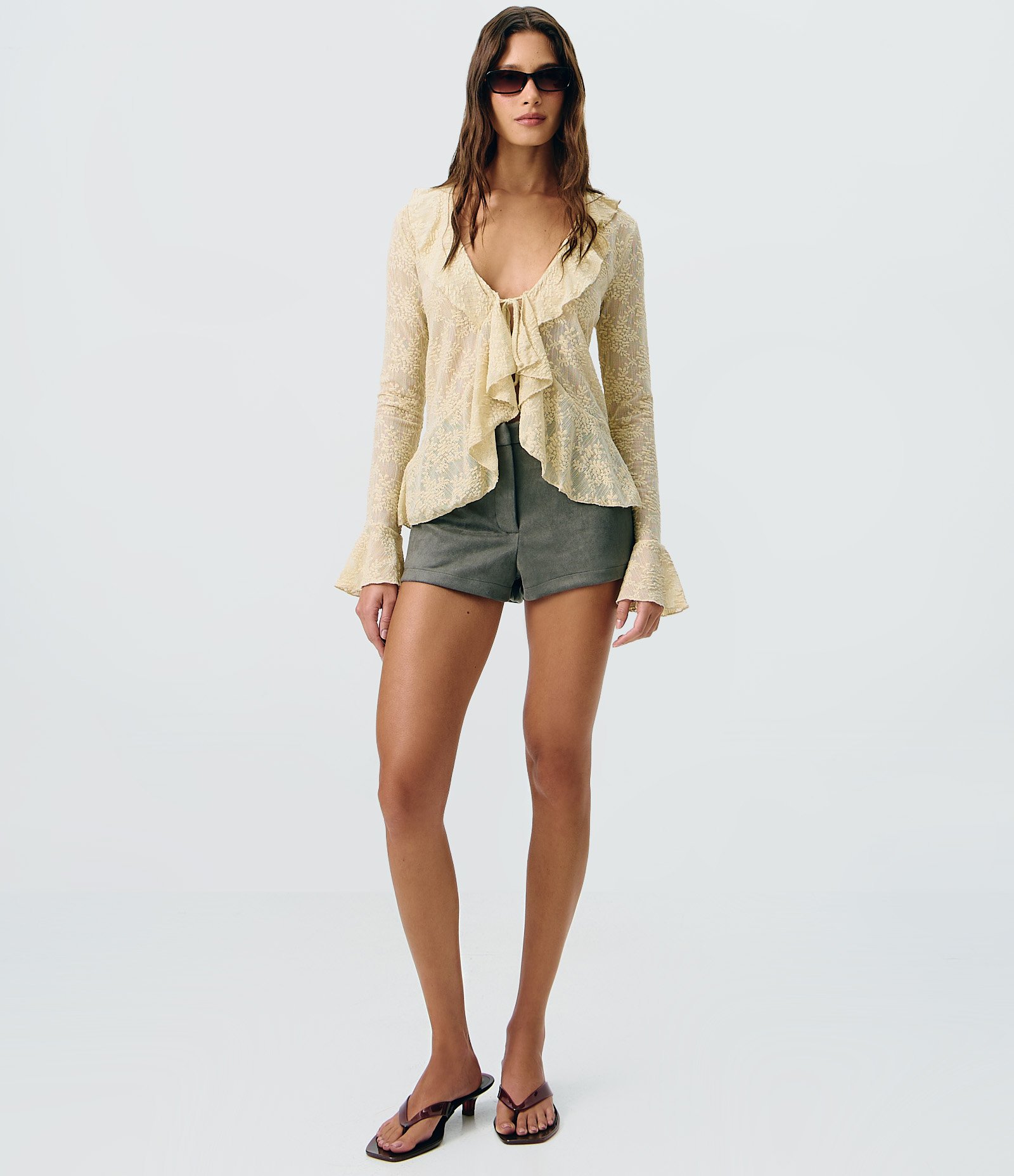Blusa em Renda com Babados e Amarração Frontal Bege 2