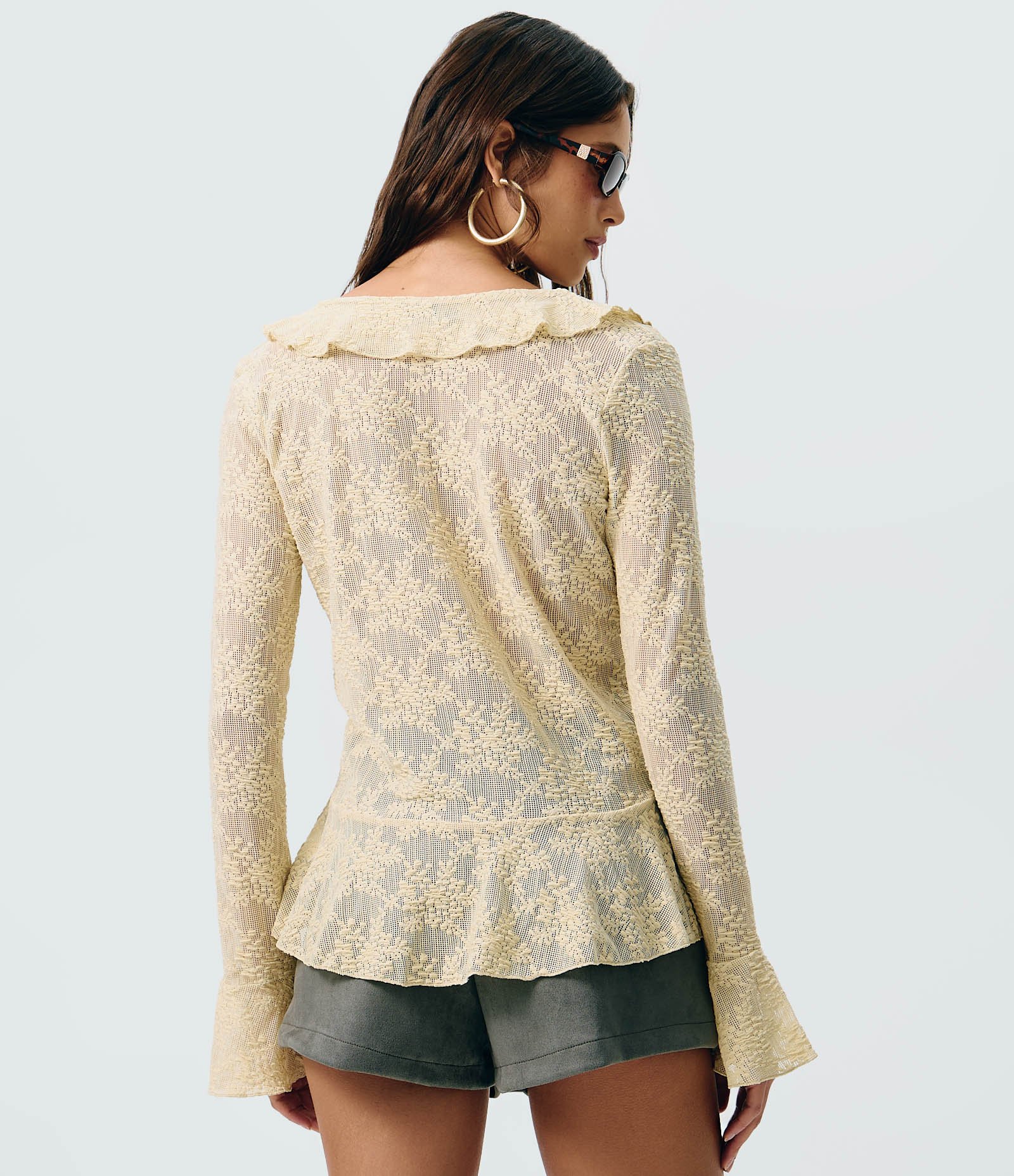 Blusa em Renda com Babados e Amarração Frontal Bege 4