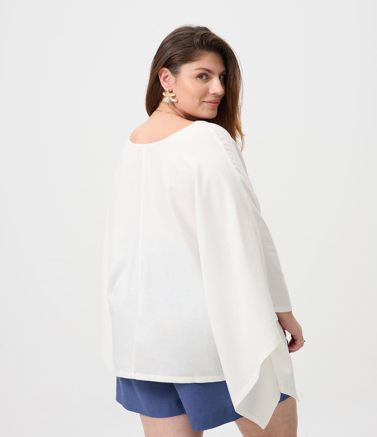 Blusa Kimono em Viscolinho com Gola V Curve & Plus Size Branco 4