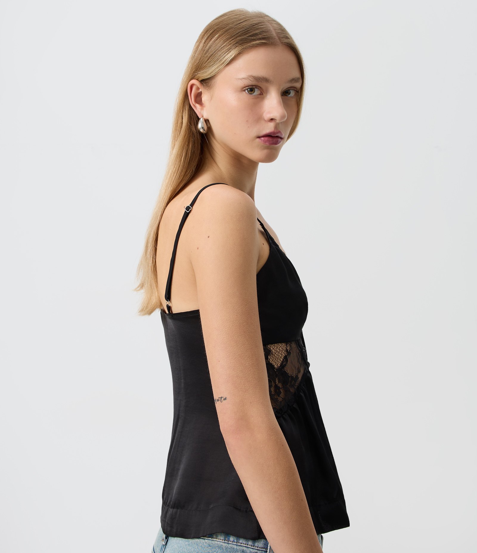 Blusa em Cetim com Renda Transparente e Laço Frontal Preto 5