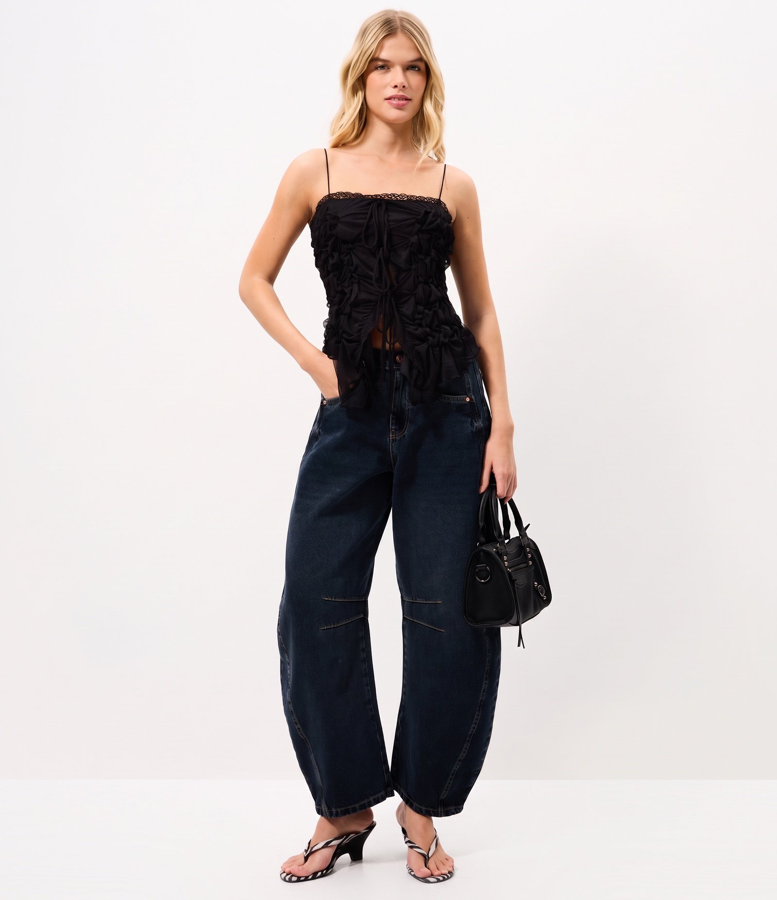 Blusa de Alcinha em Tule com Drapeado e Barra Assimétrica Preto 2