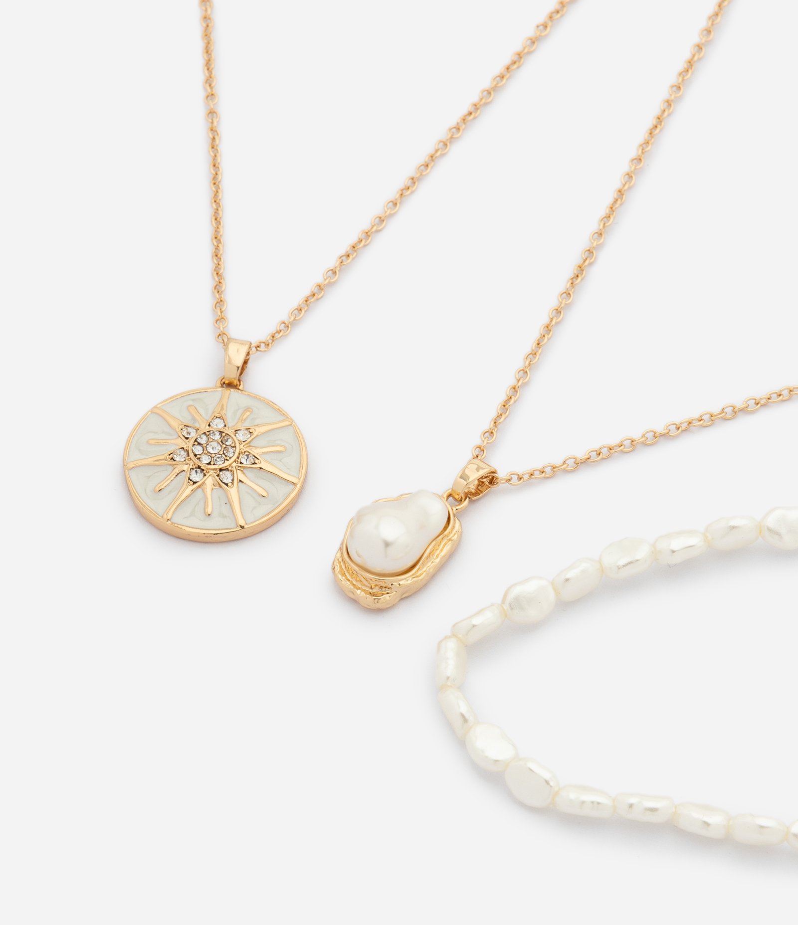 Colar em Camadas com Pérolas e Pingente Sol Dourado 2