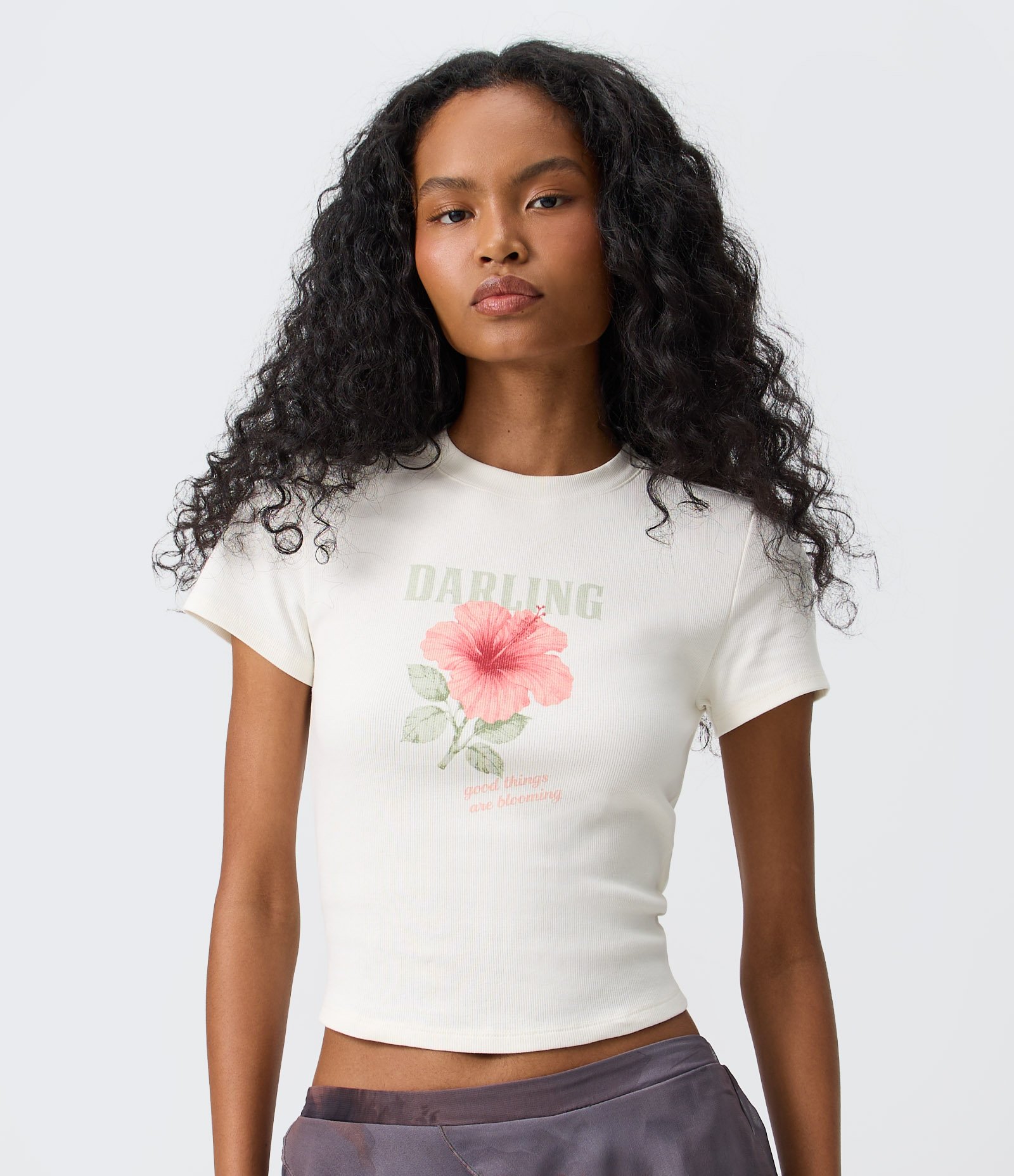 Blusa Baby Look em Ribana com Estampa Floral e Lettering Darling Branco 1