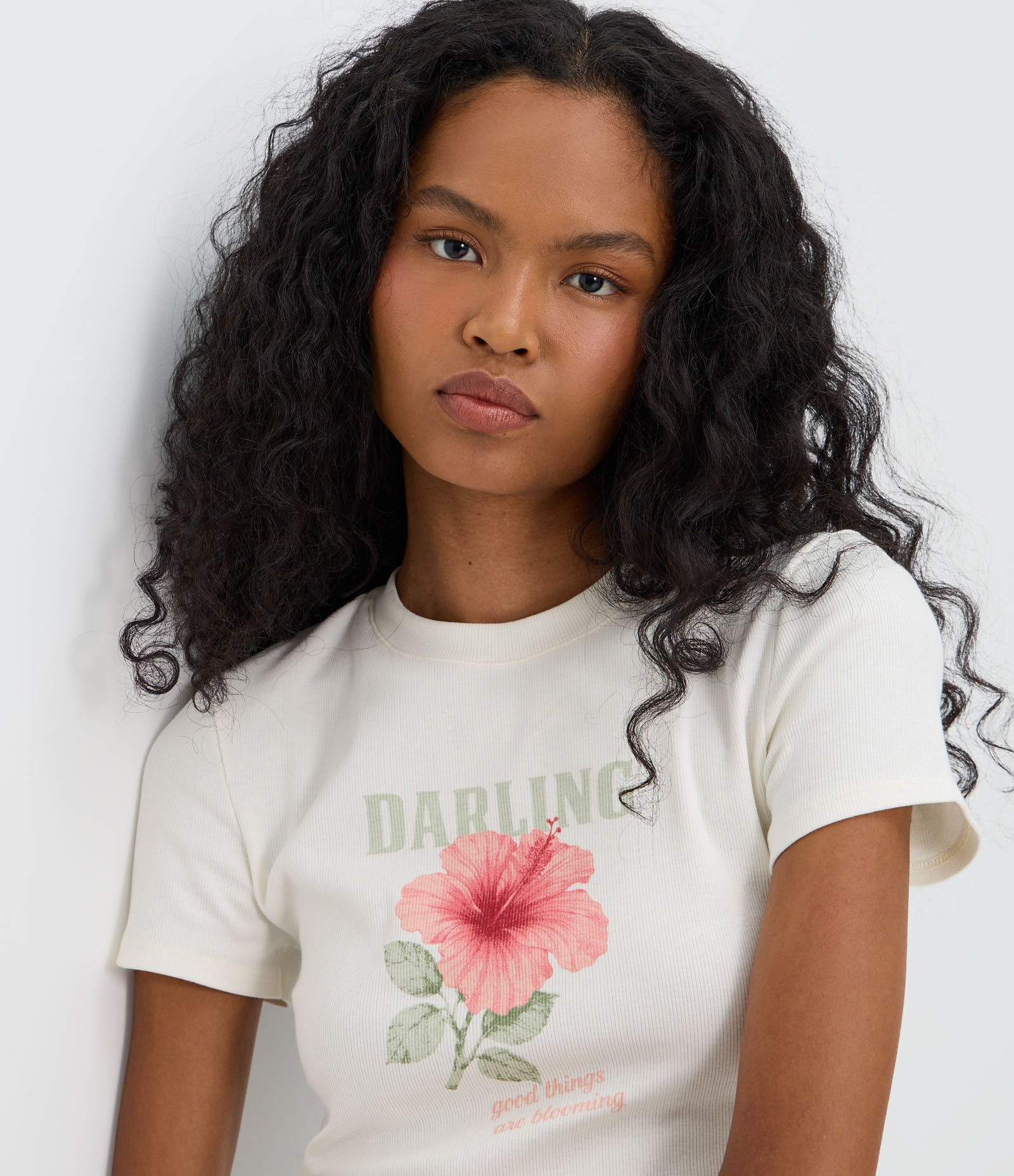 Blusa Baby Look em Ribana com Estampa Floral e Lettering Darling Branco 3
