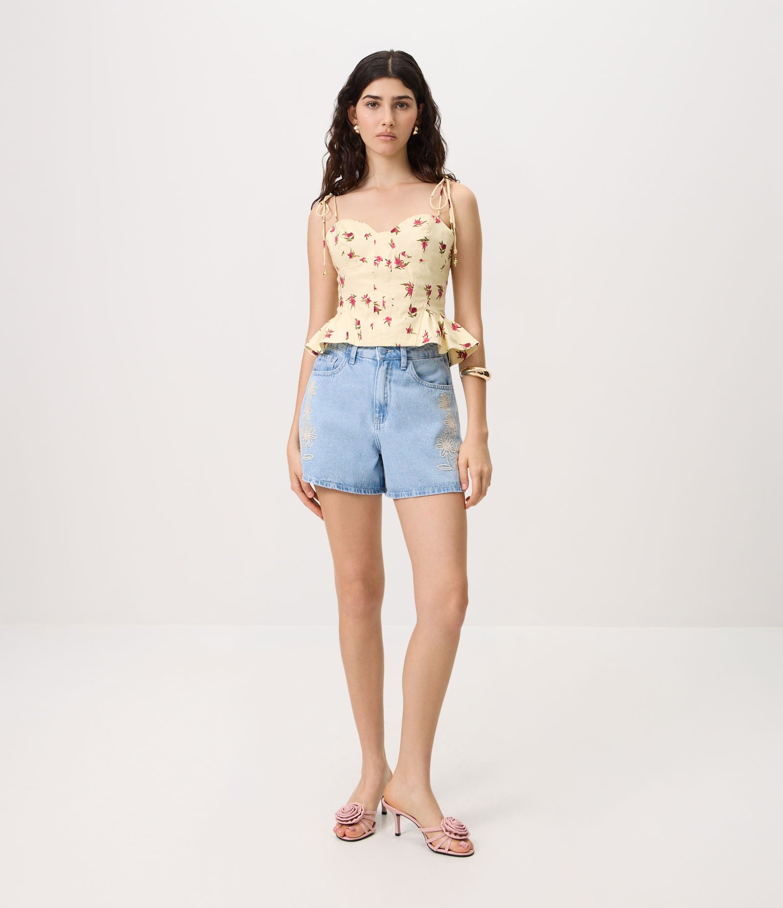 Short Evasê em Jeans com Bordado Floral Azul 1