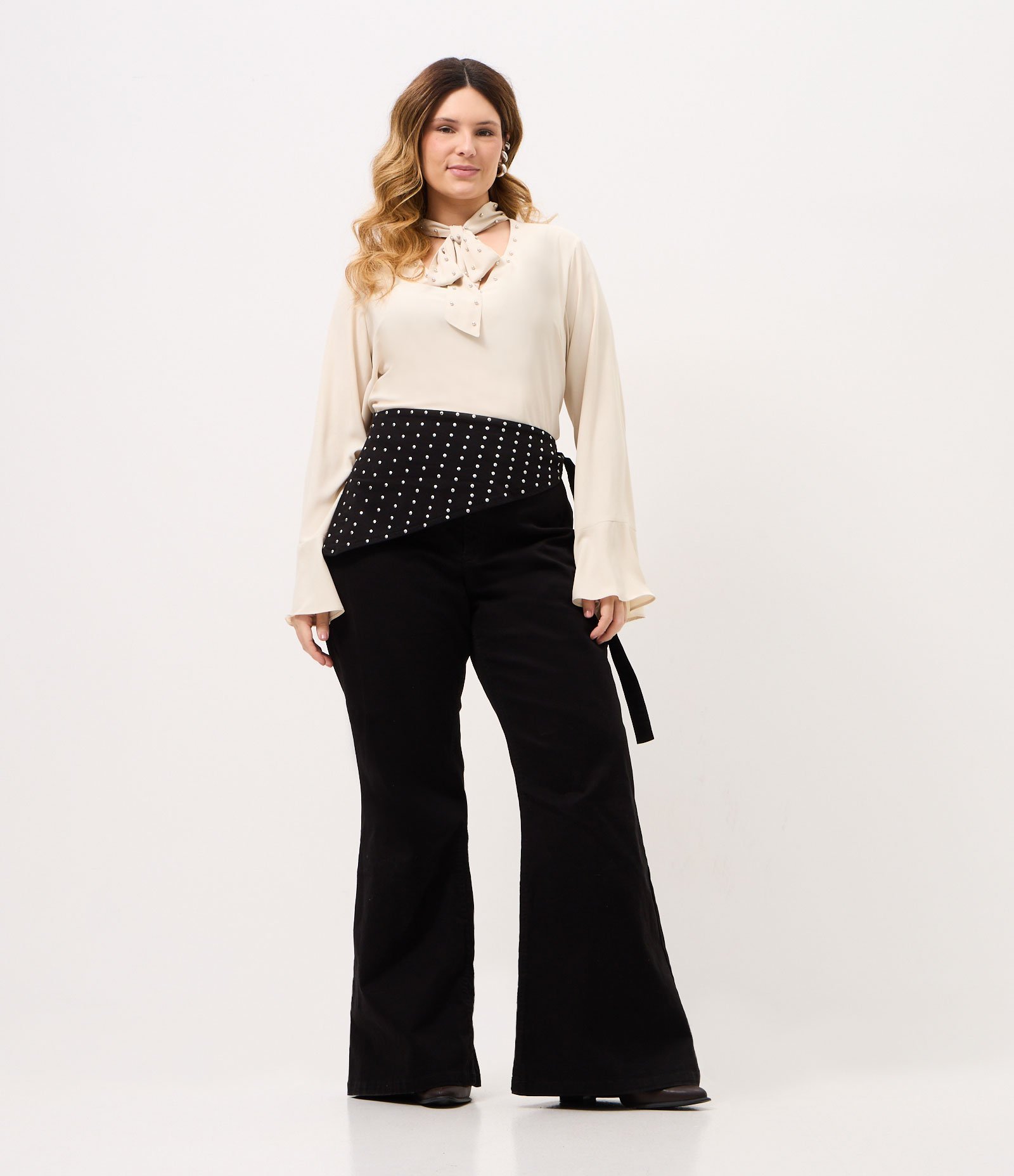 Calça Flare em Sarja com Faixa de Tachas Metálicas Curve & Plus Size Preto 1
