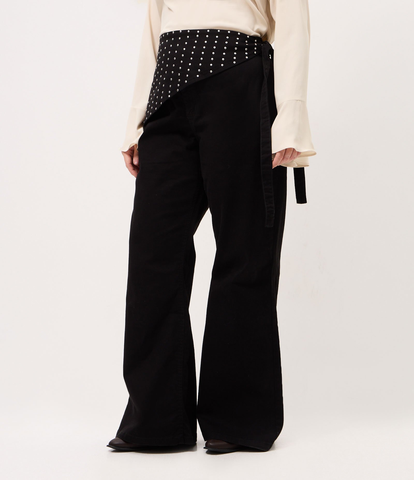 Calça Flare em Sarja com Faixa de Tachas Metálicas Curve & Plus Size Preto 2