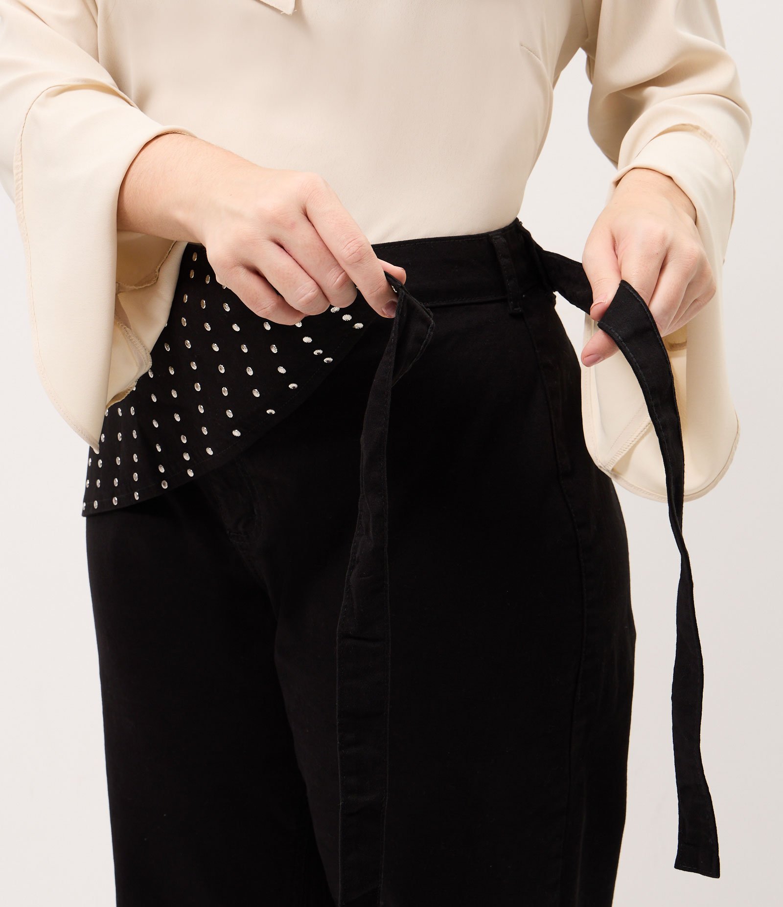 Calça Flare em Sarja com Faixa de Tachas Metálicas Curve & Plus Size Preto 3