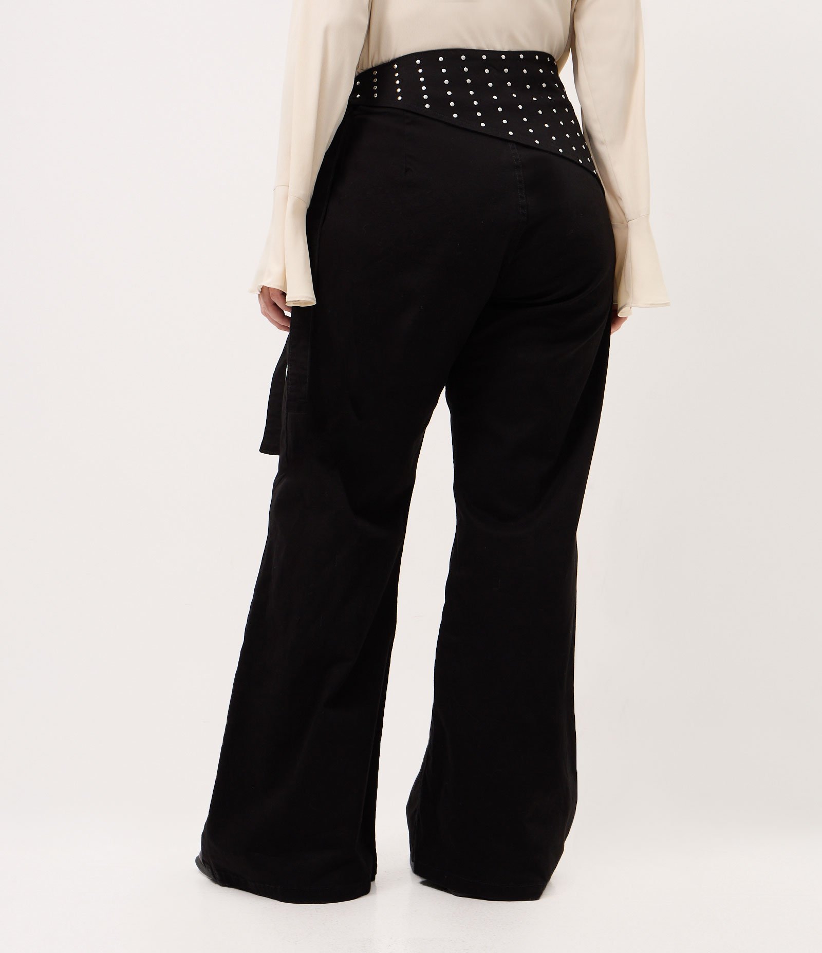 Calça Flare em Sarja com Faixa de Tachas Metálicas Curve & Plus Size Preto 4