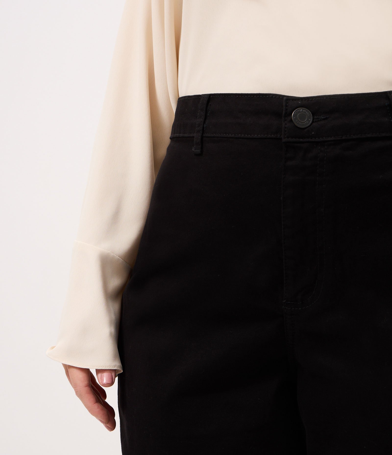 Calça Flare em Sarja com Faixa de Tachas Metálicas Curve & Plus Size Preto 5