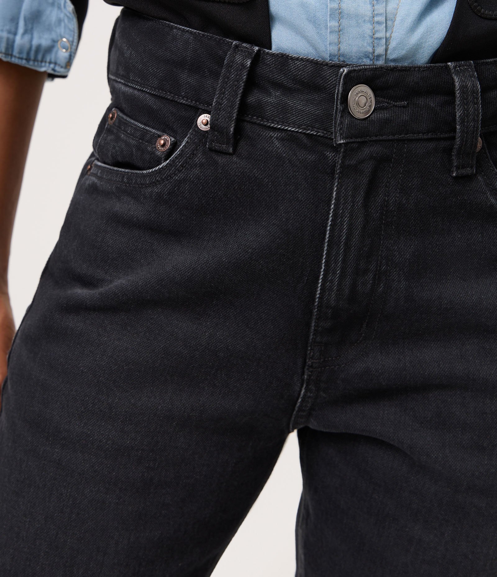 Calça Reta em Jeans Premium com Cintura Média Preto 4