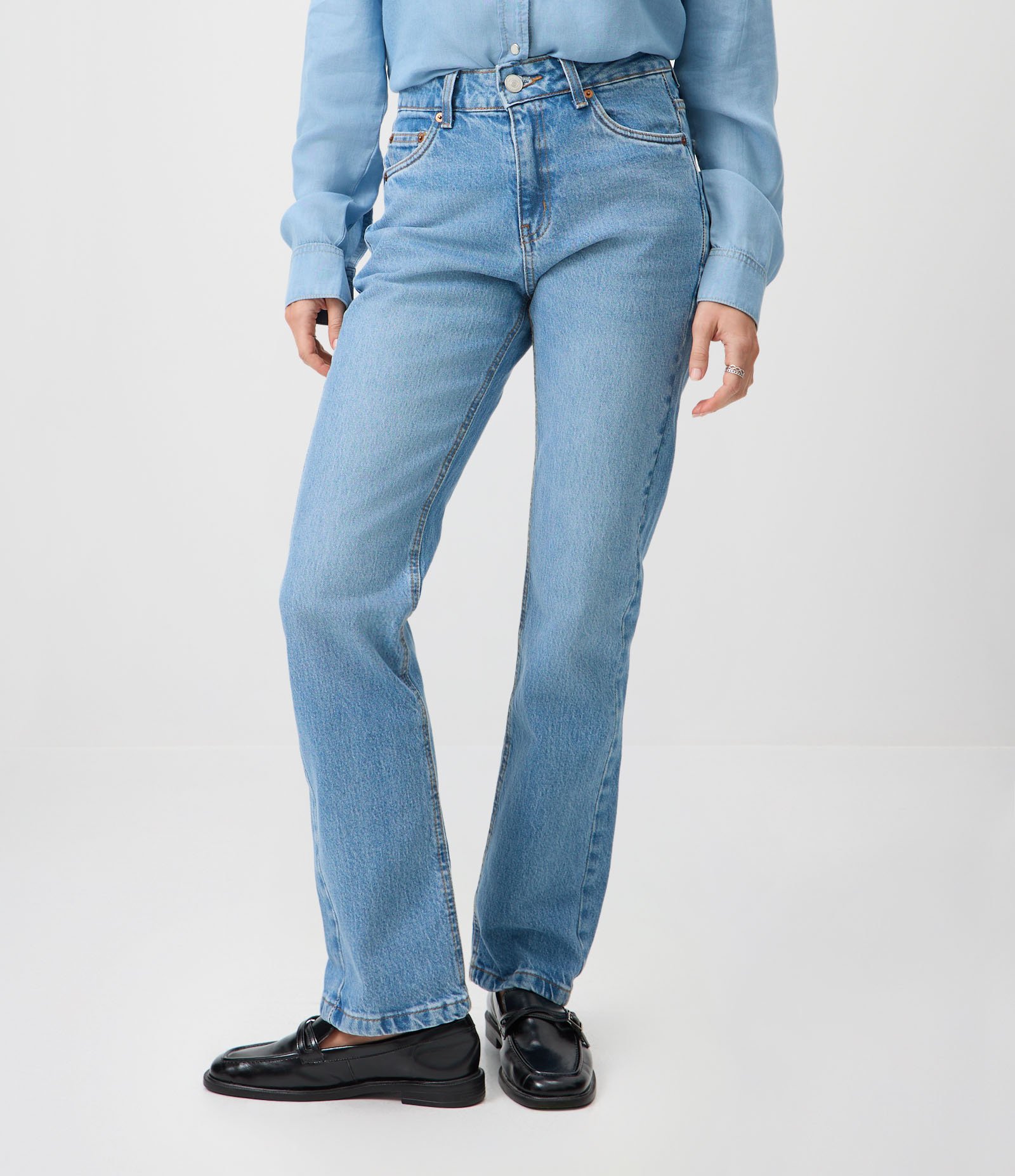 Calça Reta em Jeans Premium com Cintura Média Azul Claro 2