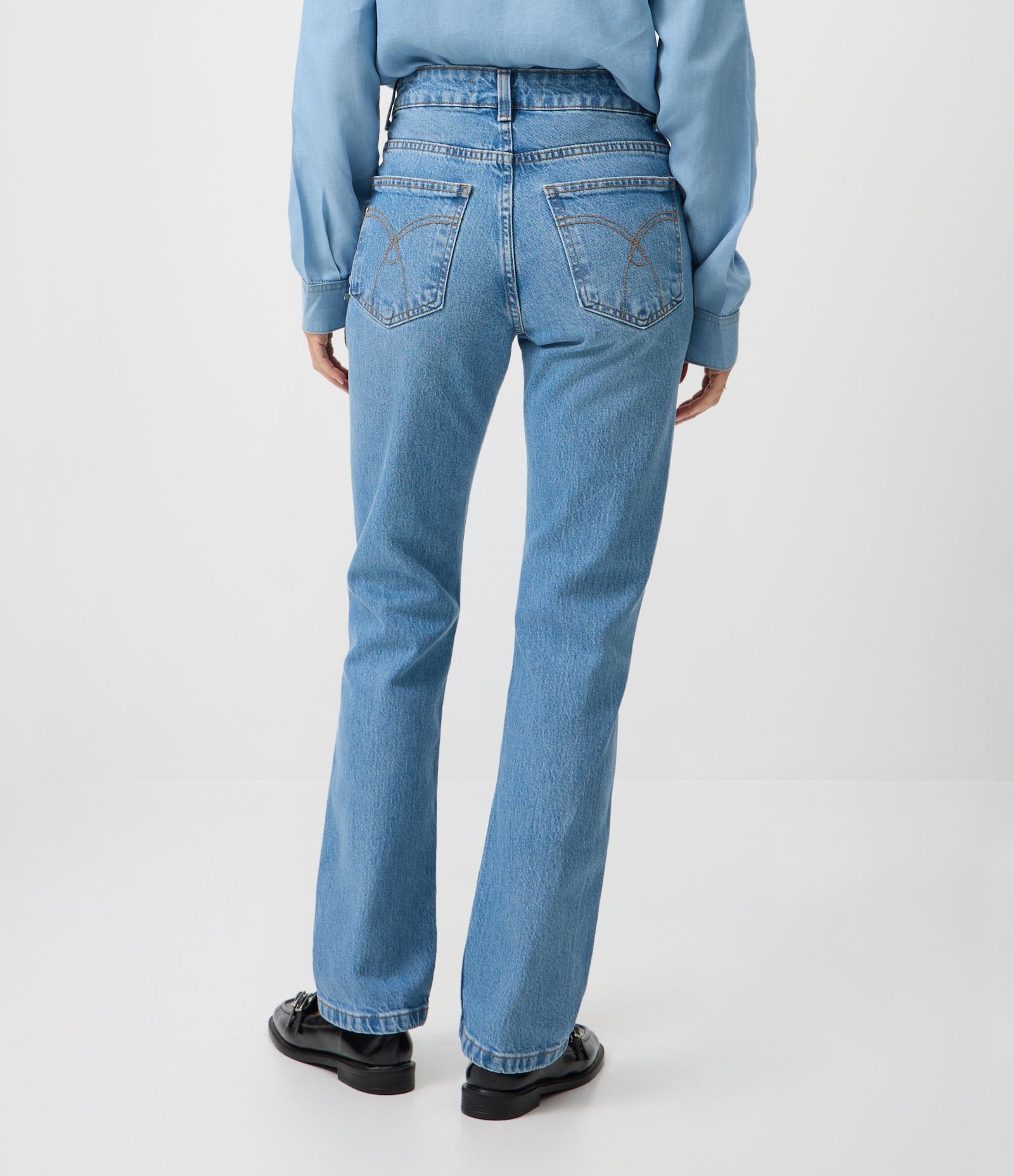 Calça Reta em Jeans Premium com Cintura Média Azul Claro 4